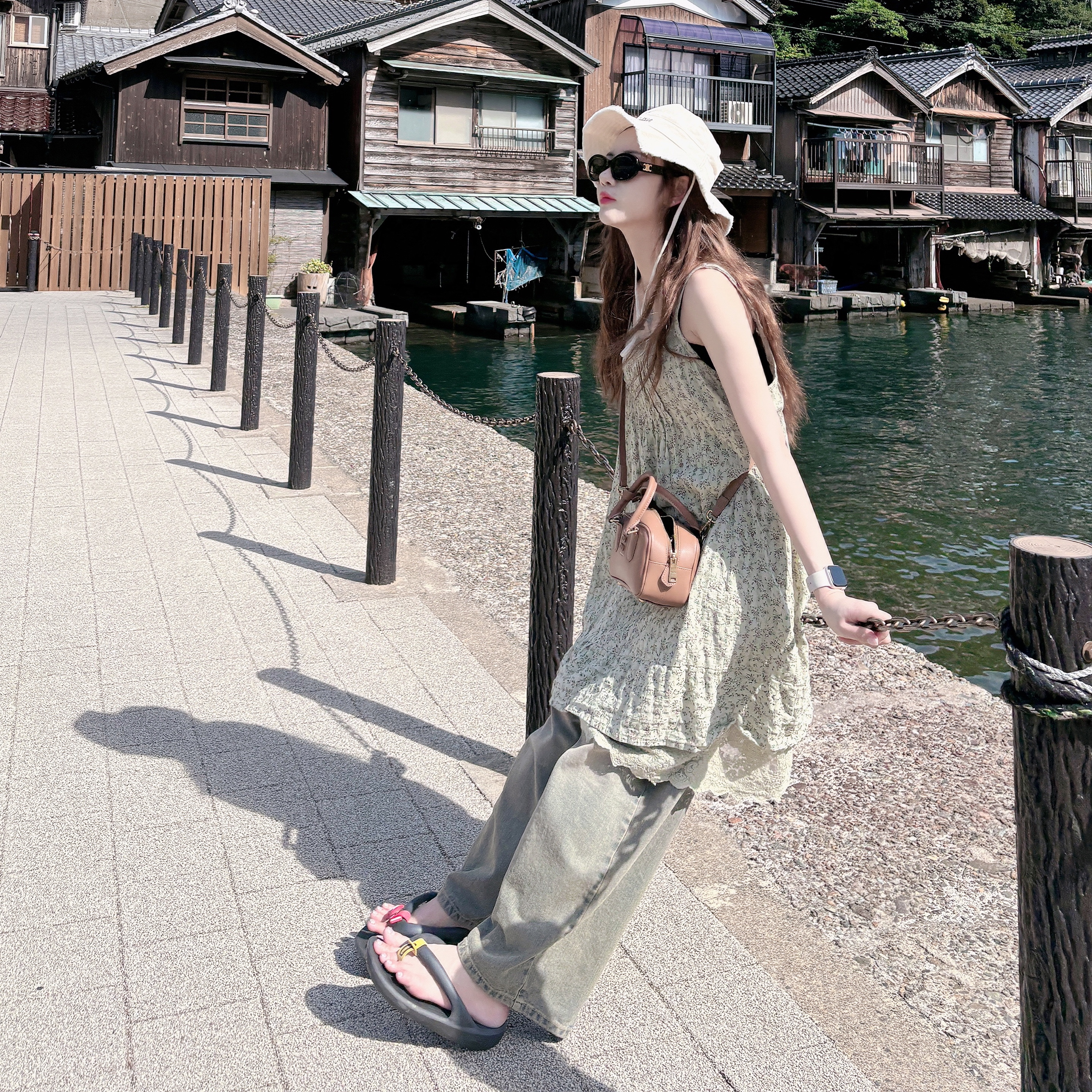 Miu Miu Arcadie Leather Bag Cognac, Jacquemus Le Bob Artichaut Bucket Hat Off White 착용 스타일 - 1