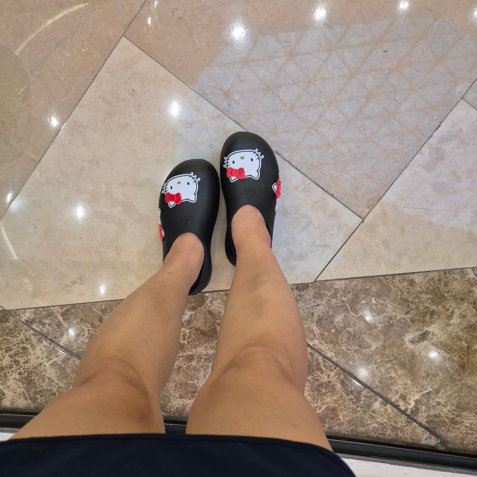 (W) Adidas x Hello Kitty Adifom Stan Smith Mules Core Black Red Cloud White 착용 스타일