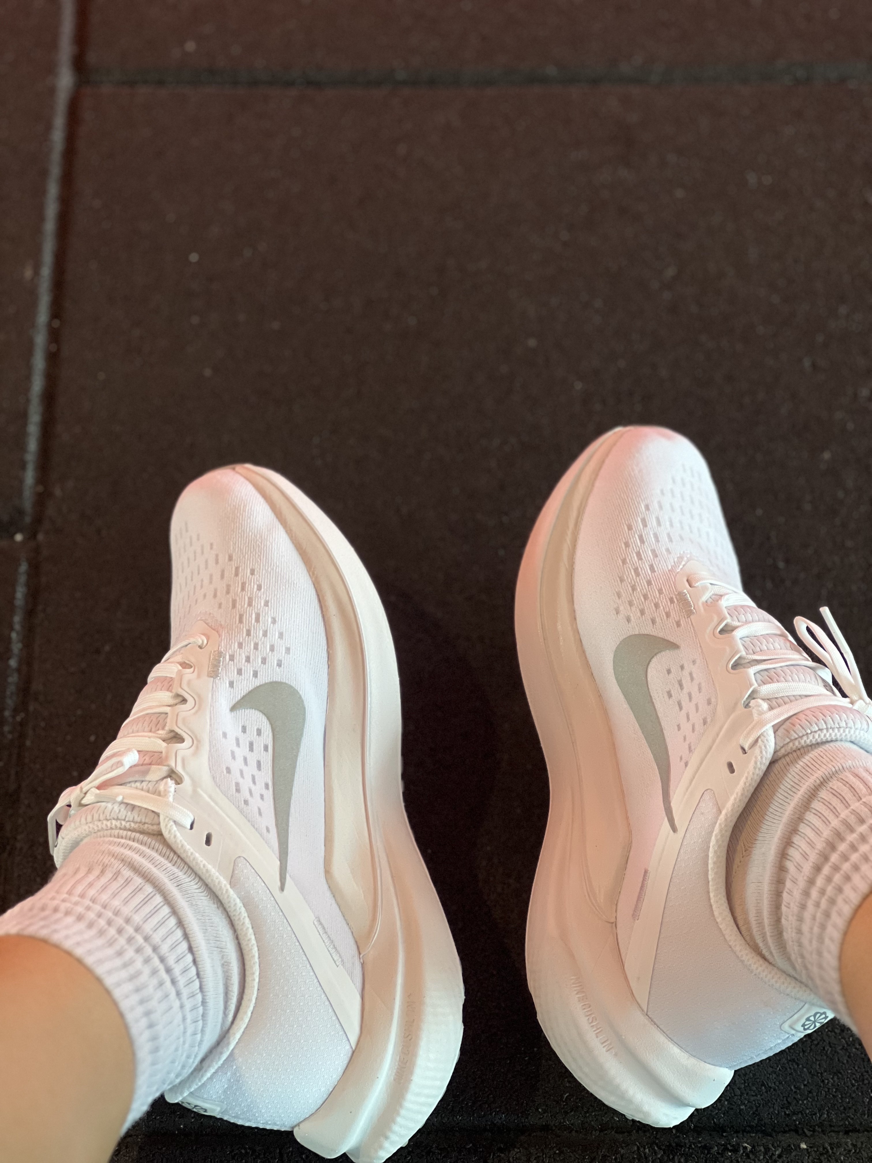 Nike Air Winflo 10 White Wolf Grey 착용 스타일