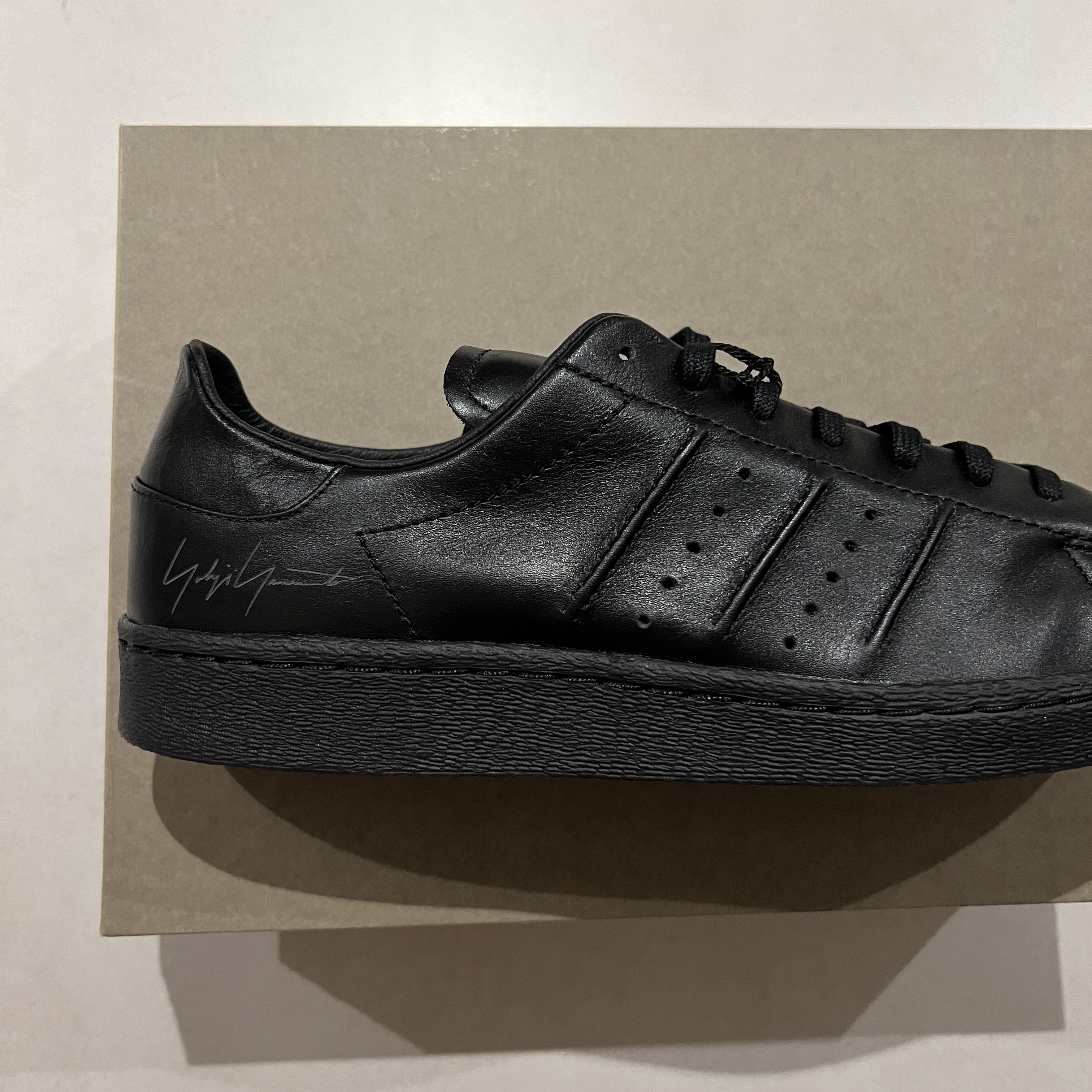 Y-3 Superstar Triple Black 착용 스타일