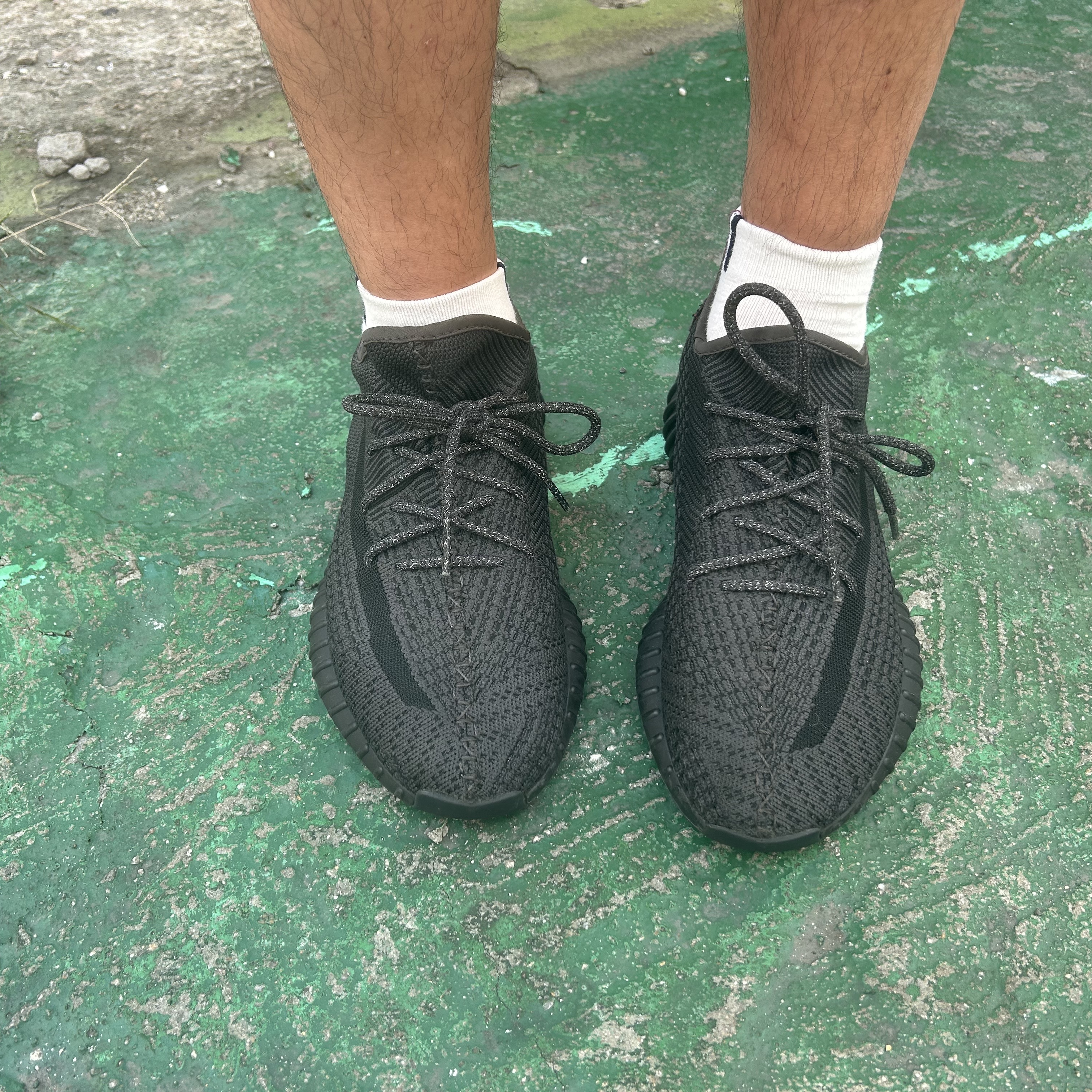 Adidas Yeezy Boost 350 V2 Black - Non-Reflective 착용 스타일