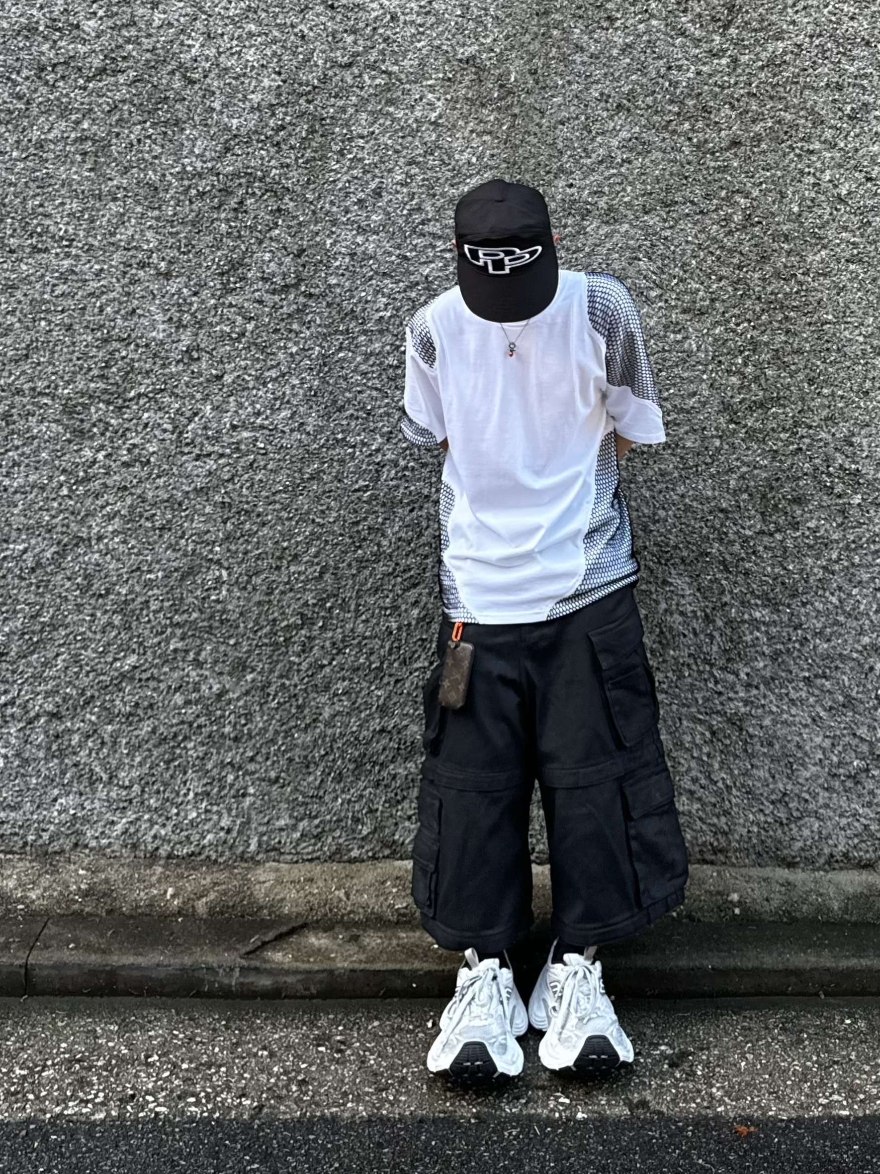Project G/R Oversized Convertible Cargo Pants Coated Black, Balenciaga 10XL Sneakers White Grey Silver Black 착용 스타일 - 4