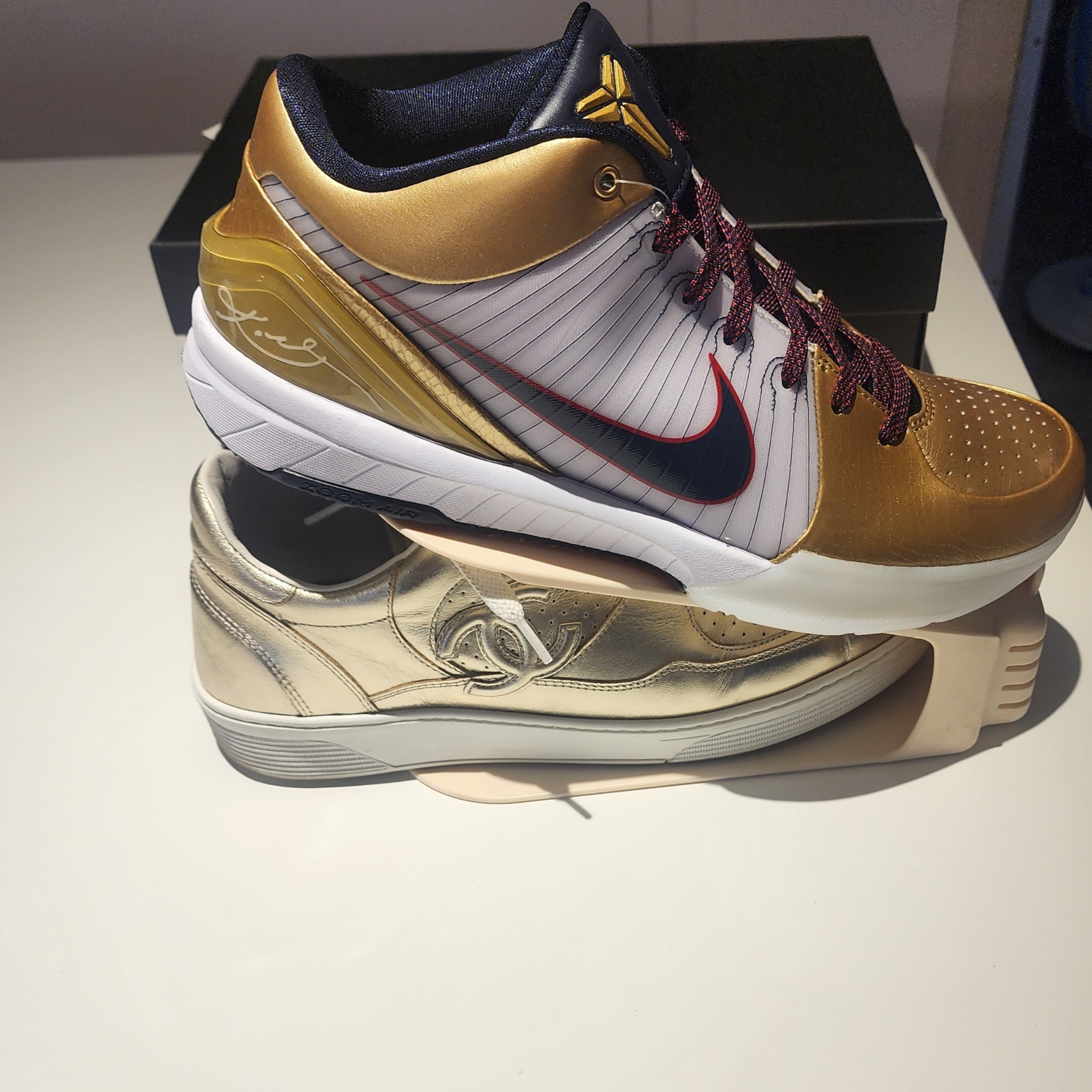 Nike Kobe 4 Protro Metallic Gold and Dark Obsidian 착용 스타일 - 7
