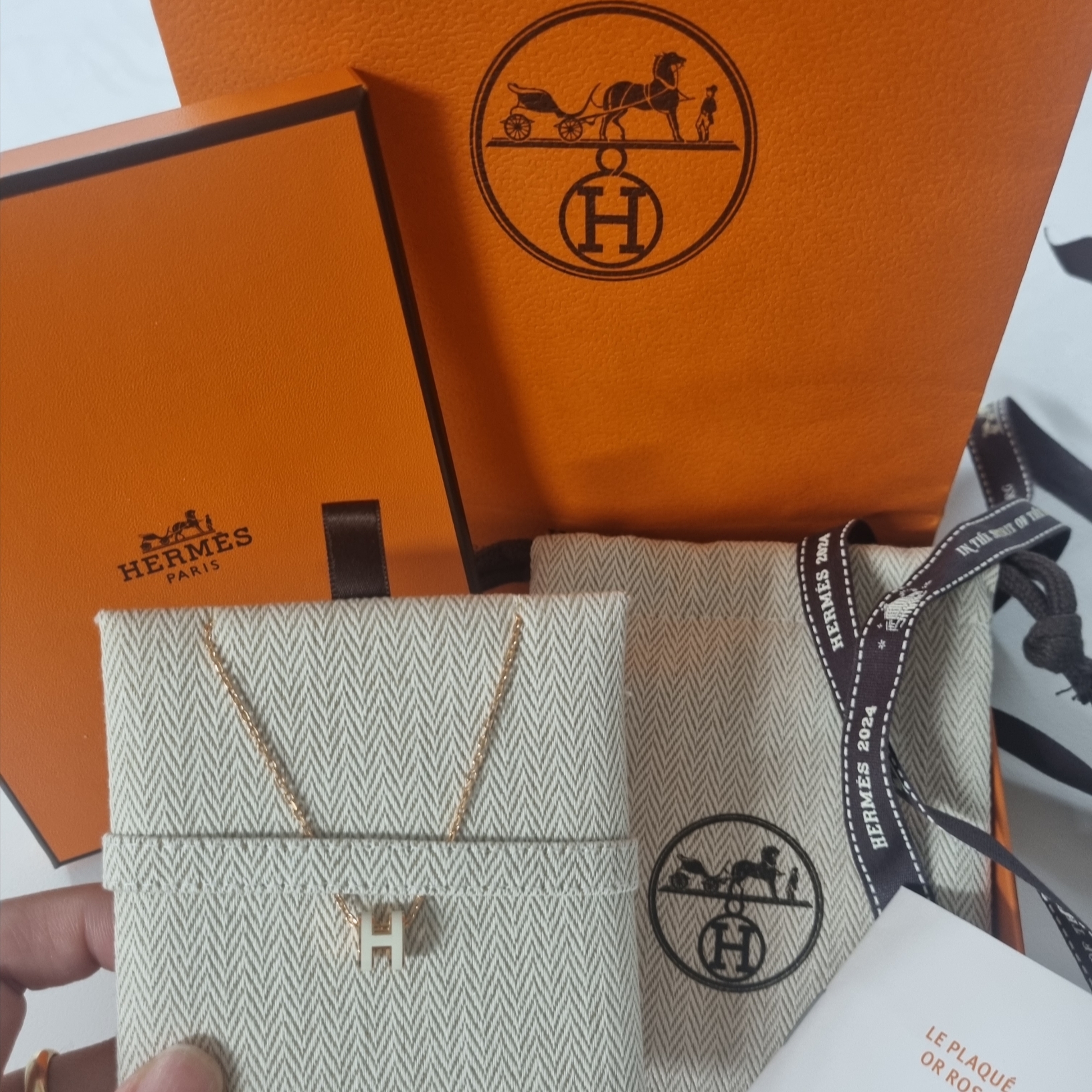 (W) Hermes Mini Pop H Pendant Rose Gold & Blanc 착용 스타일 - 1