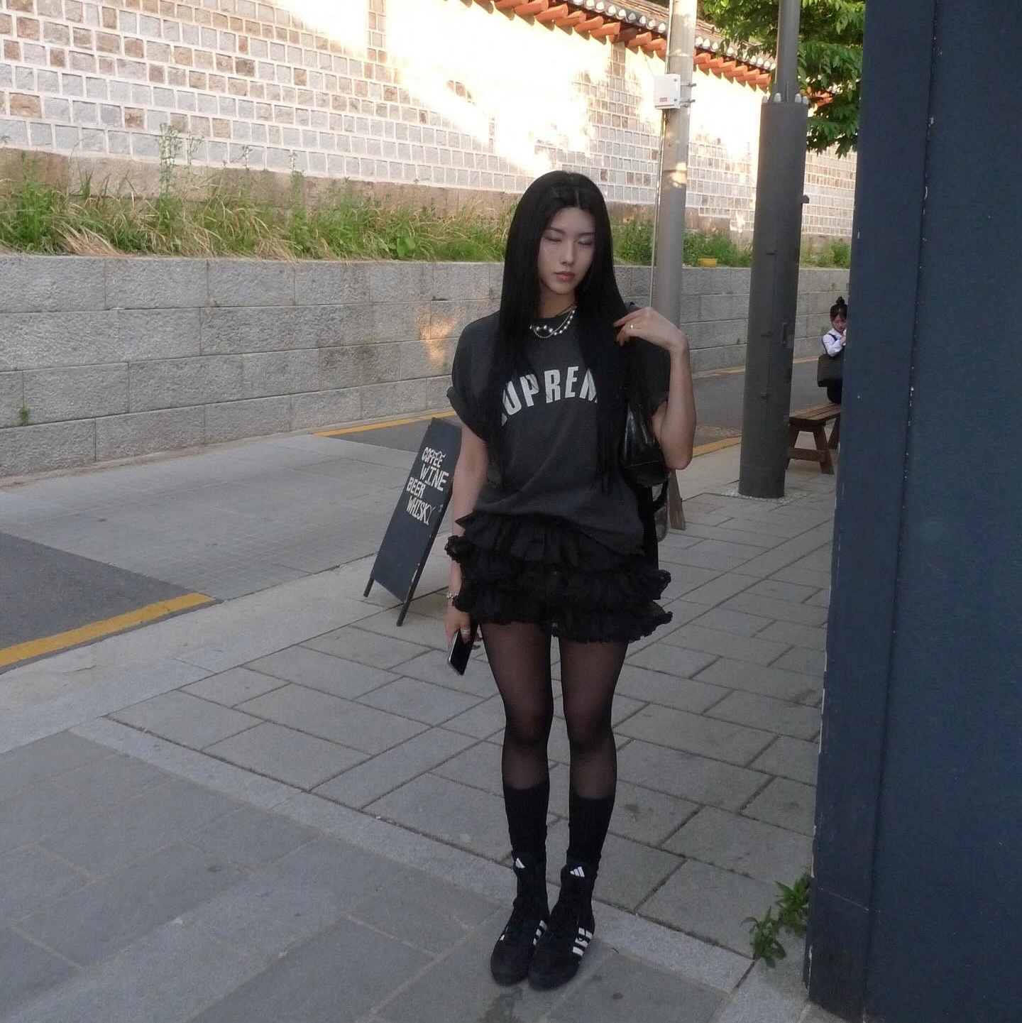 Supreme Cracked Arc S/S Top Black - 24SS, Adidas Box Hog 2.0 Boots Core Black Cloud White 착용 스타일 - 2
