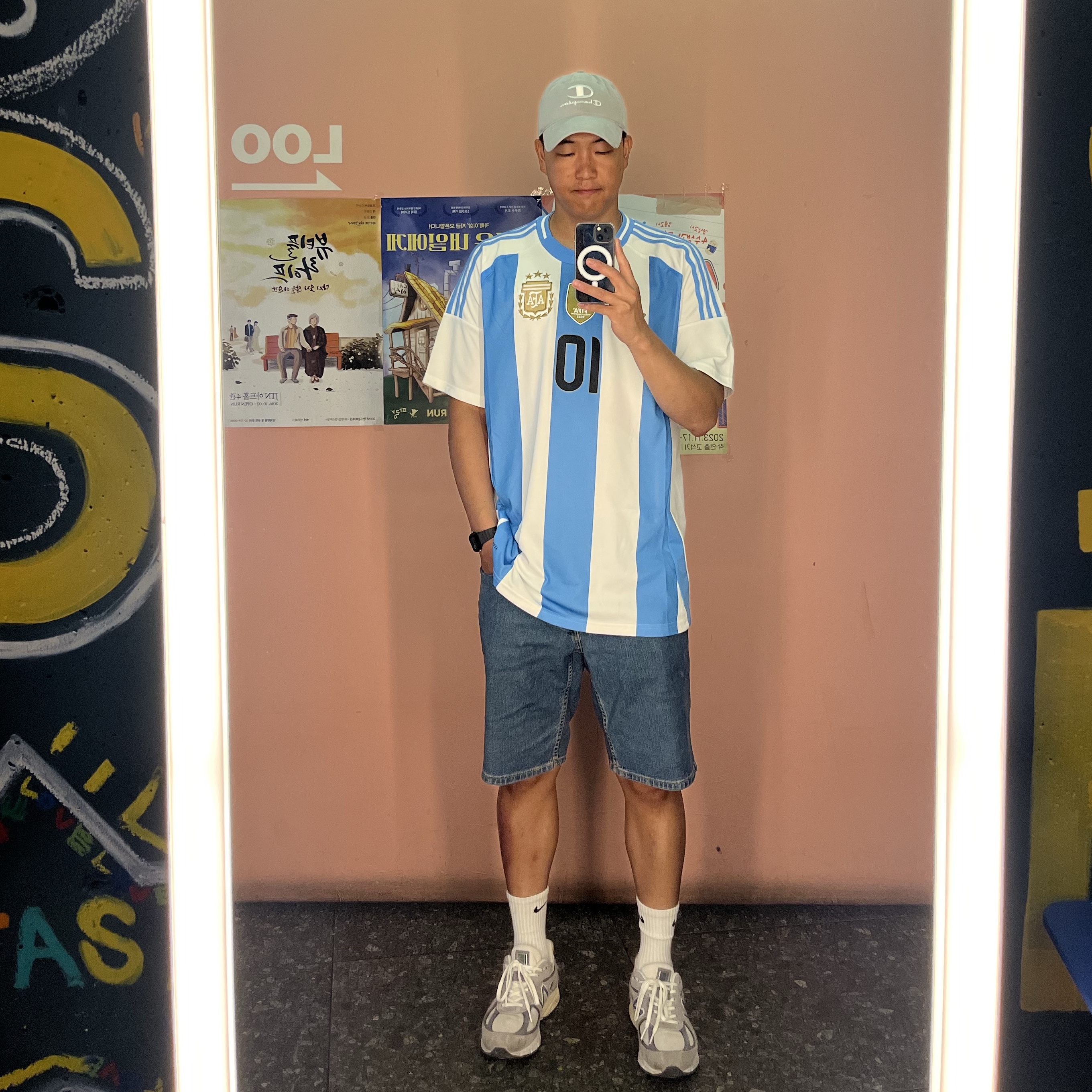 New Balance 990v4 Made in USA Gray Suede, Adidas Argentina 2022 Home Jersey White Light Blue - KR Sizing (Non Marking Ver.) 착용 스타일