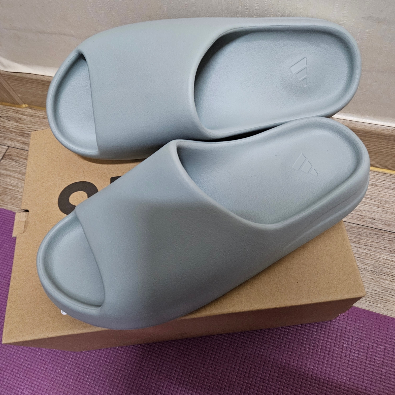 Adidas Yeezy Slide Salt, Adidas Yeezy Slide Bone 2022/2023 착용 스타일 - 1