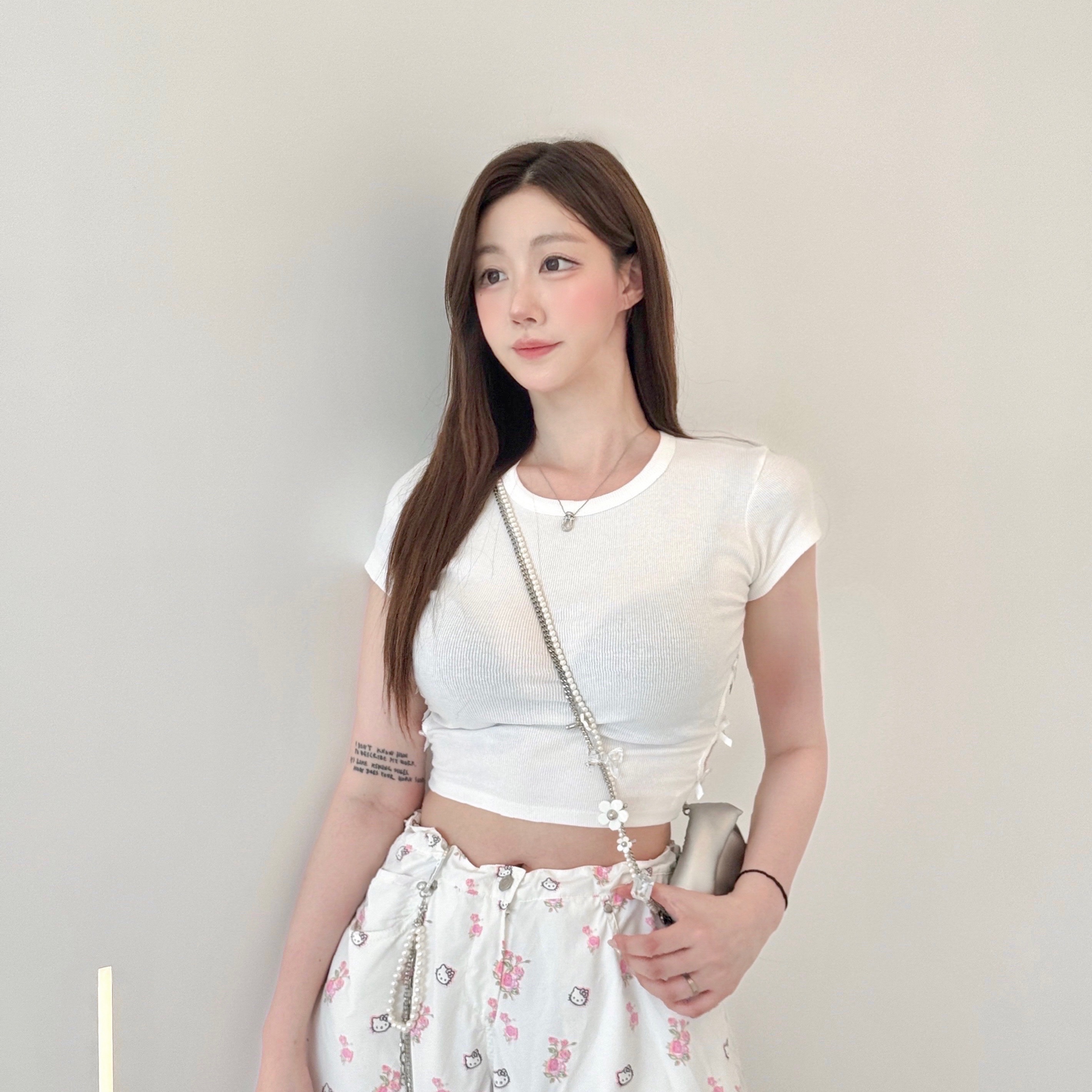 Open Yy x Hello Kitty Parachute Pants White, Open Yy x Hello Kitty T-Shirt White 착용 스타일 - 1