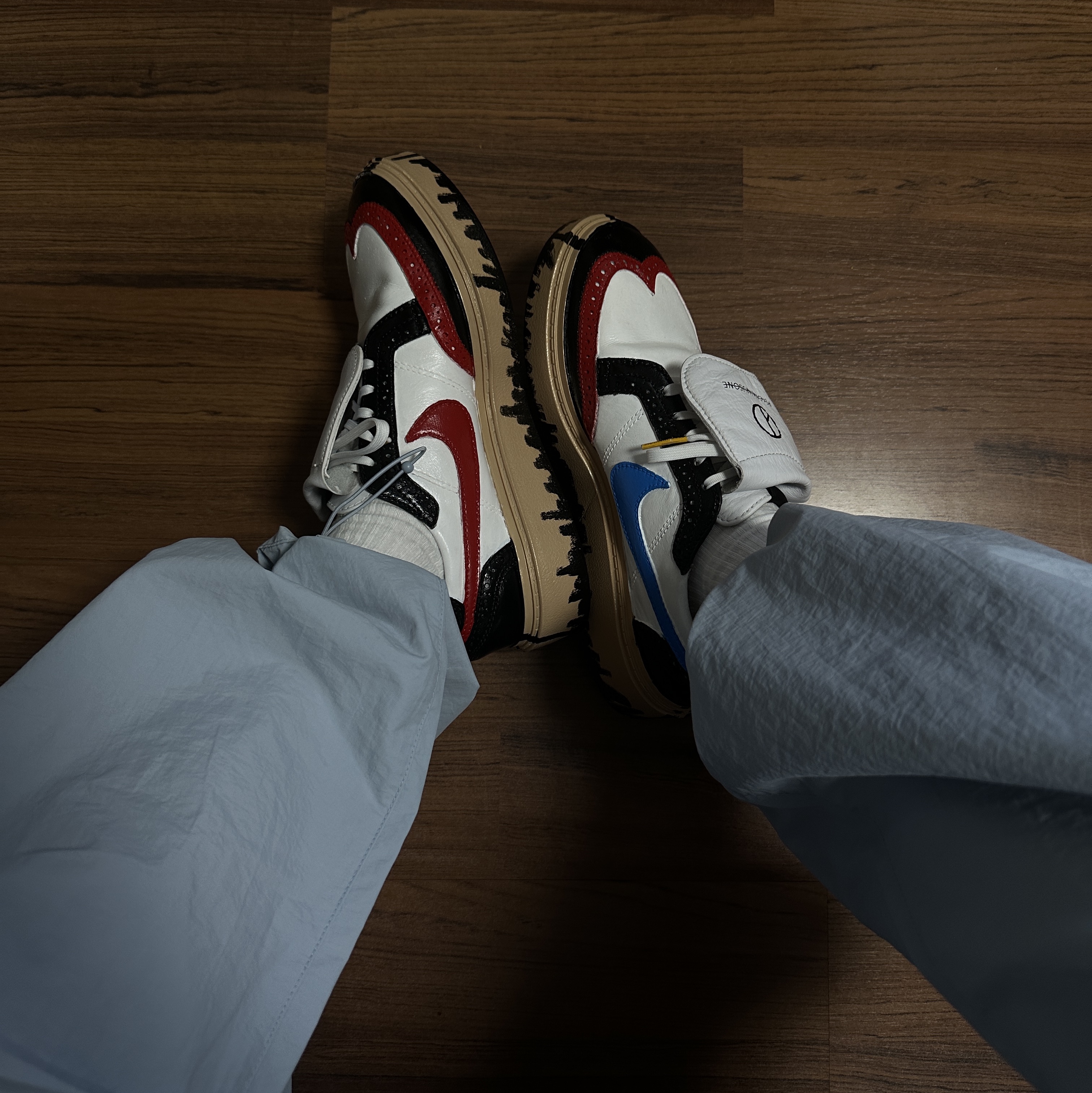 Nike x Peaceminusone Kwondo1 White, Nike x Peaceminusone Air Force 1 Low Para-Noise 3.0 Black and Multicolor 착용 스타일 - 3