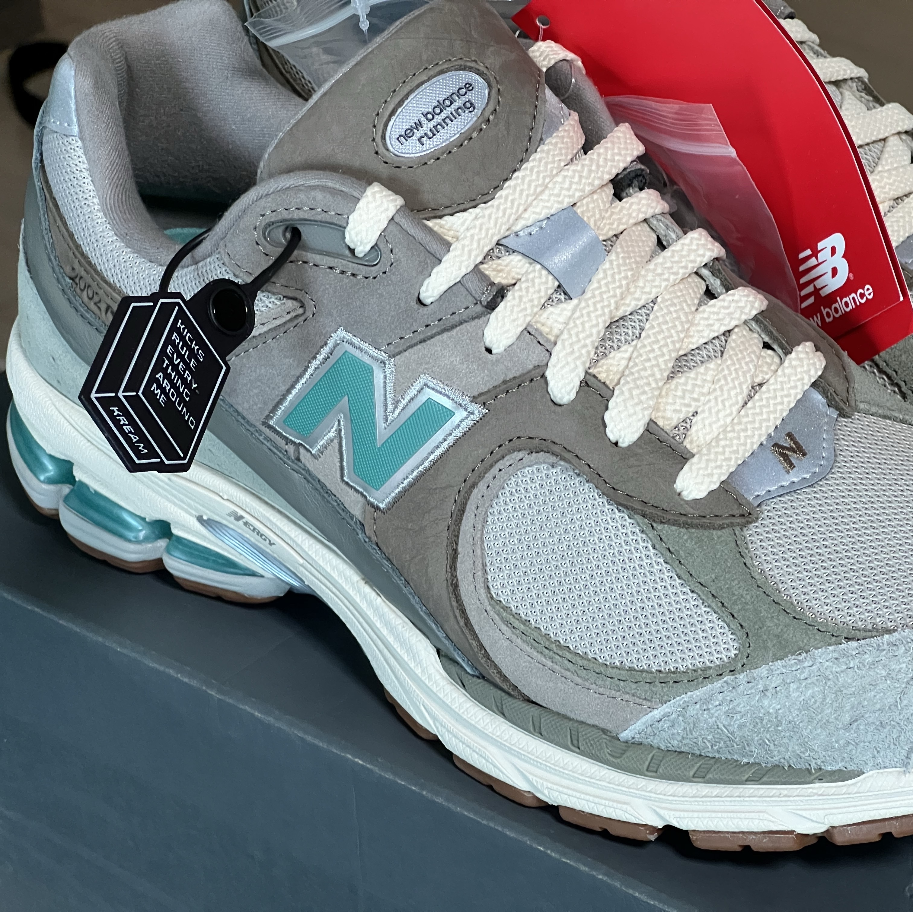 New Balance x Atmos 2002R Beige Grey, New Balance 2002R Eclipse Castlerock 착용 스타일 - 1