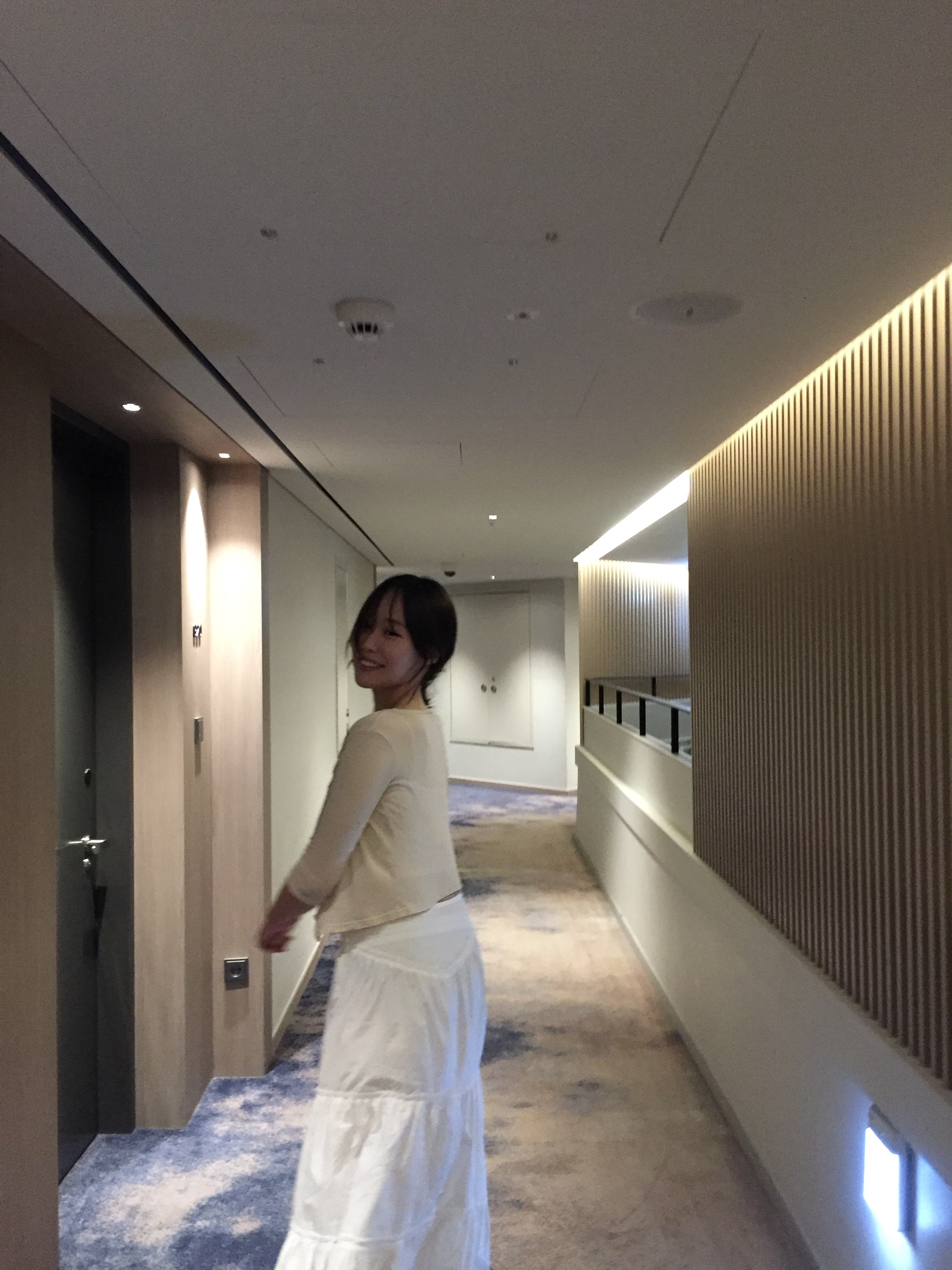 (W) Glowny Rodeo Tiered Ruffle Skirt White 착용 스타일 - 3