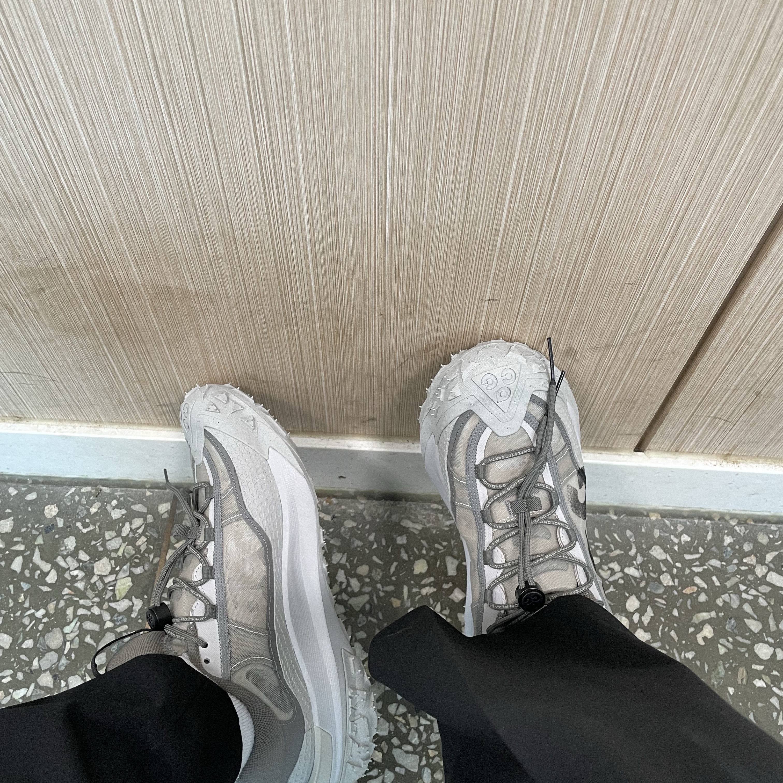 Nike ACG Mountain Fly 2 Low Light Iron Ore Black 착용 스타일