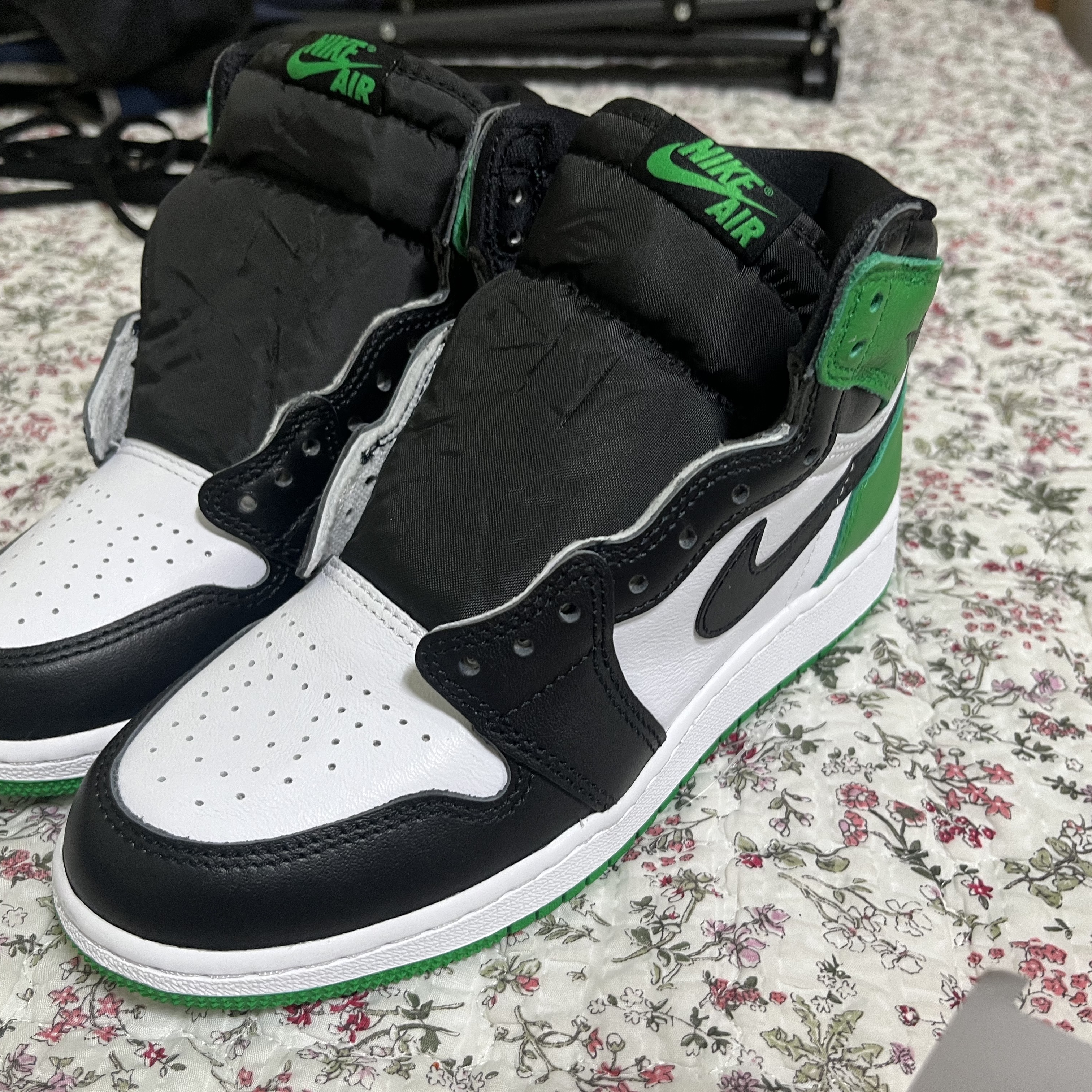 (GS) Jordan 1 Retro High OG Black and Lucky Green 착용 스타일 - 2