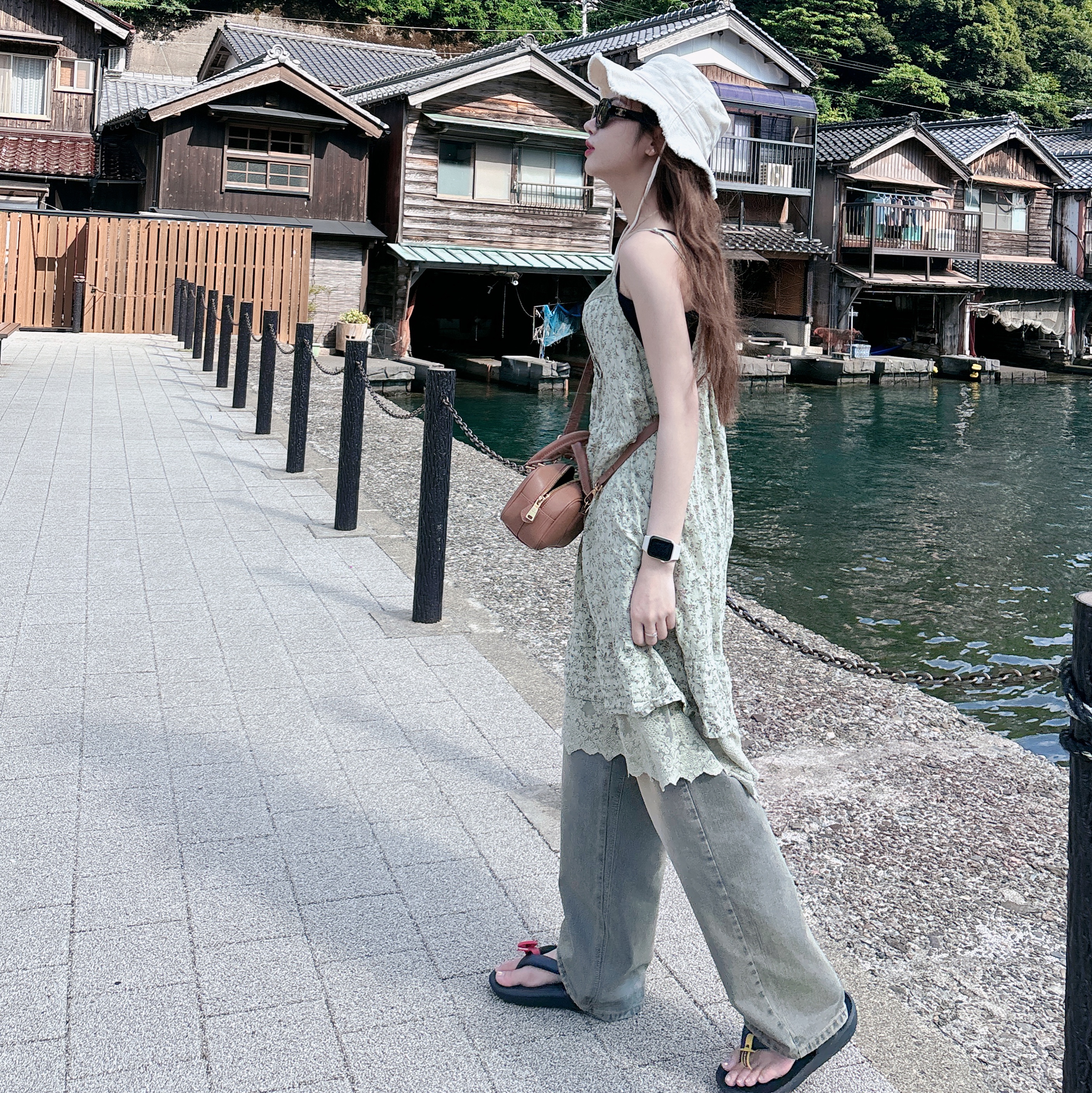Miu Miu Arcadie Leather Bag Cognac, Jacquemus Le Bob Artichaut Bucket Hat Off White 착용 스타일 - 2