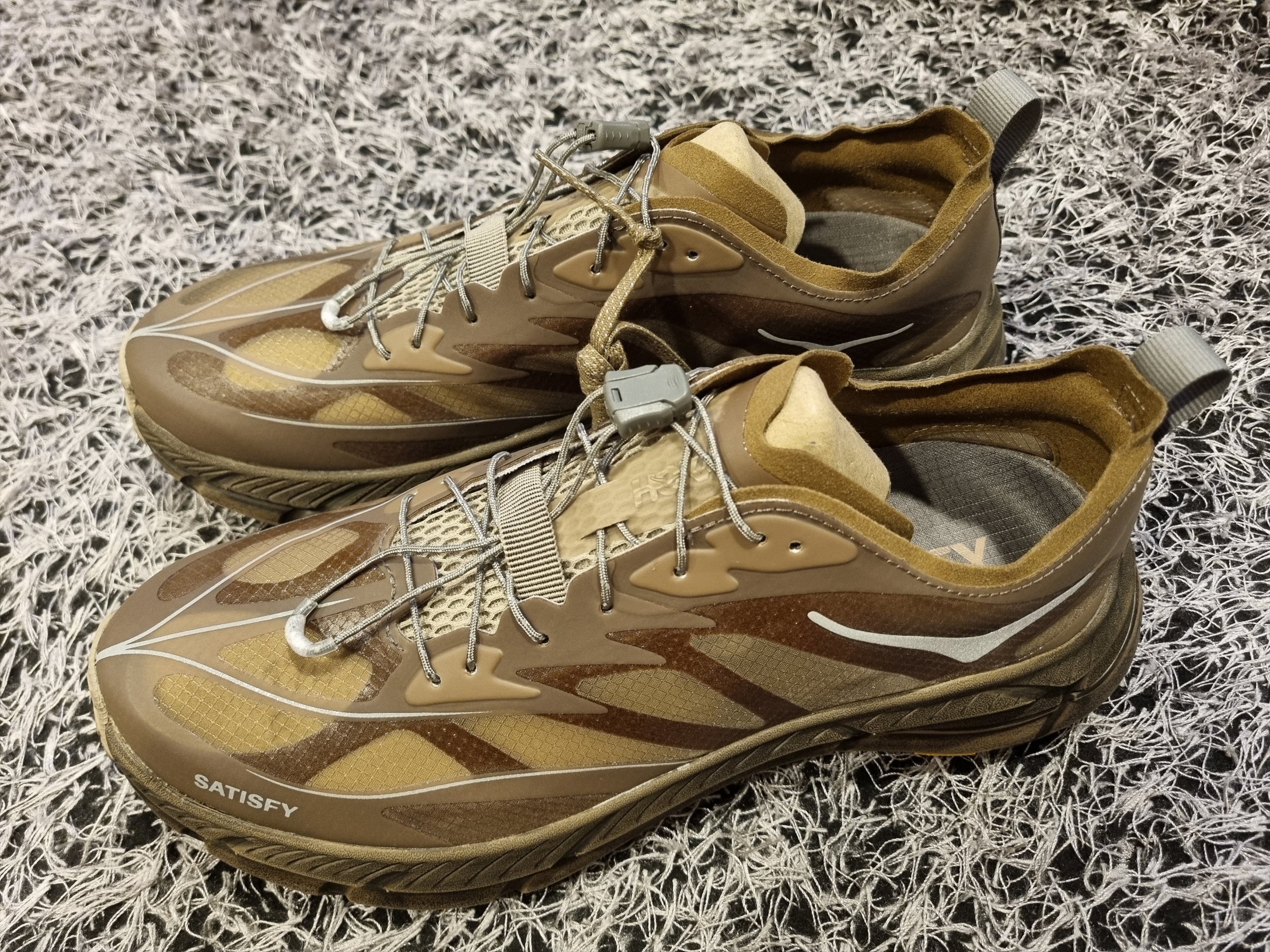 Hoka x Satisfy Mafate Speed 4 Lite Rubber 착용 스타일 - 1