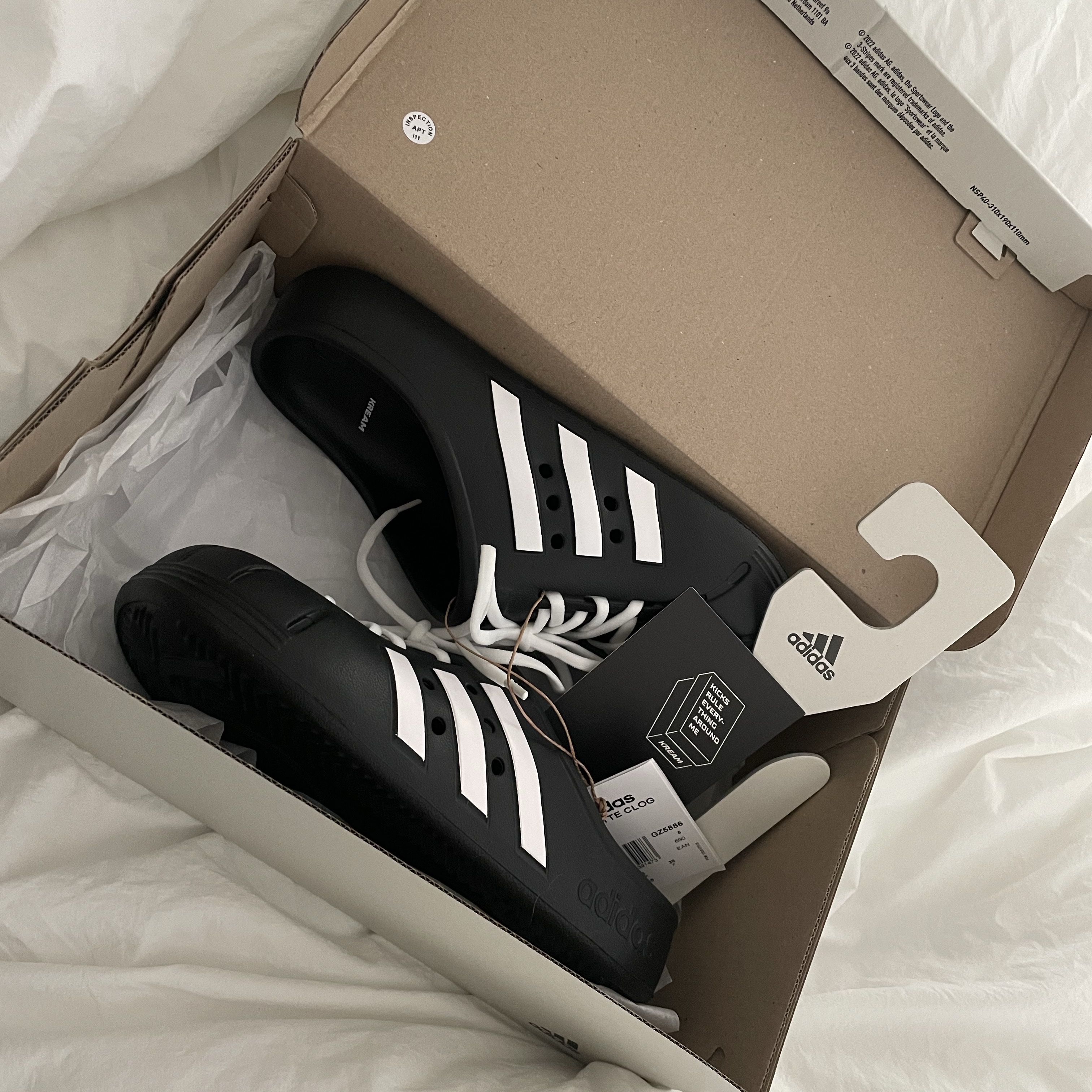Adidas Adilette Clog Black White 착용 스타일 - 1