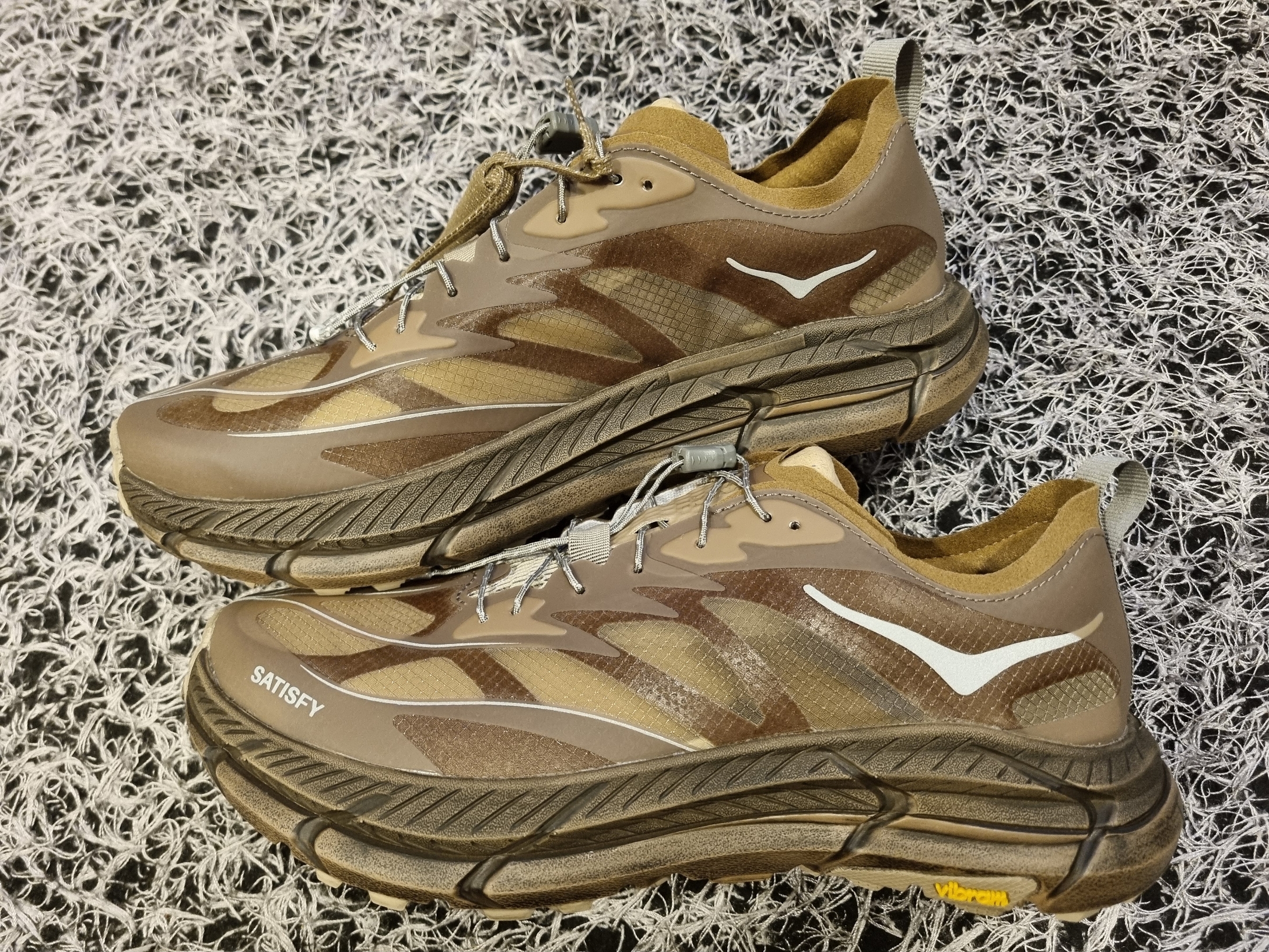Hoka x Satisfy Mafate Speed 4 Lite Rubber 착용 스타일 - 2