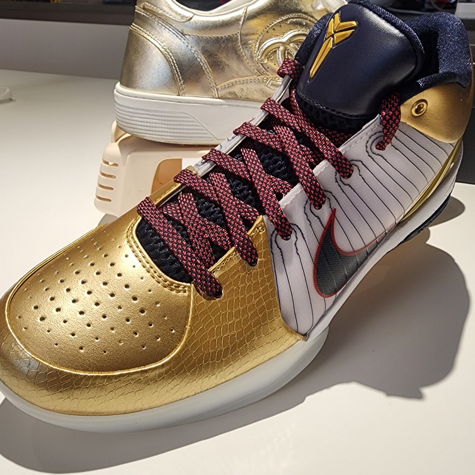 Nike Kobe 4 Protro Metallic Gold and Dark Obsidian 착용 스타일 - 5