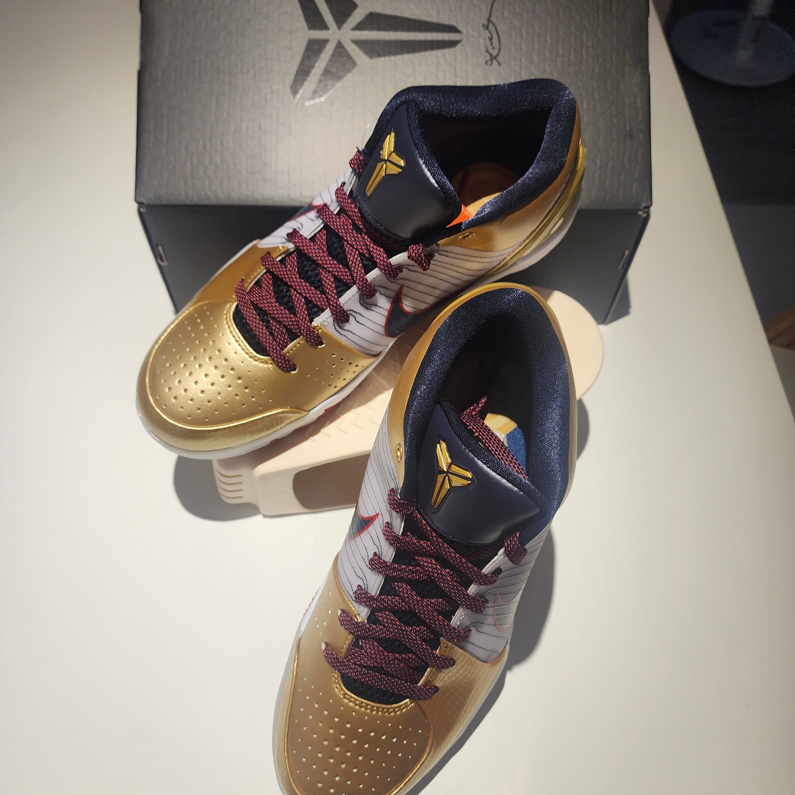 Nike Kobe 4 Protro Metallic Gold and Dark Obsidian 착용 스타일 - 1