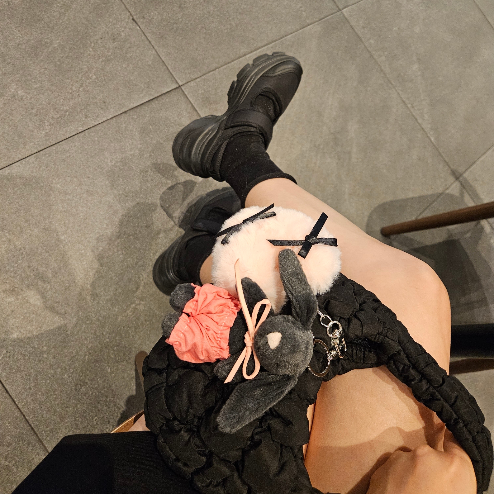 COS Quilted Micro Bag Black, Jellycat Bashful Bunny Bag Charm Ink 착용 스타일 - 3