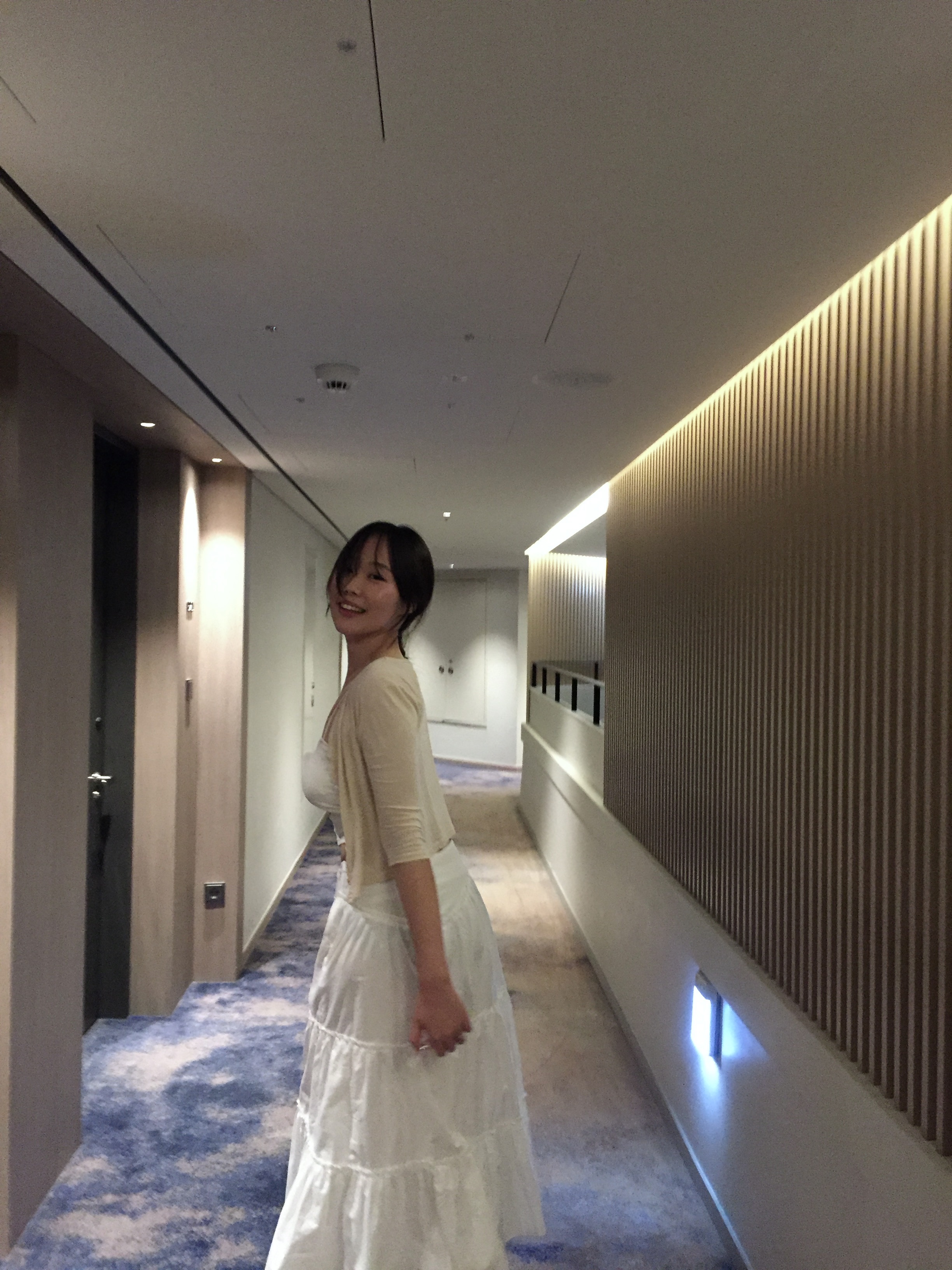 (W) Glowny Rodeo Tiered Ruffle Skirt White 착용 스타일 - 2