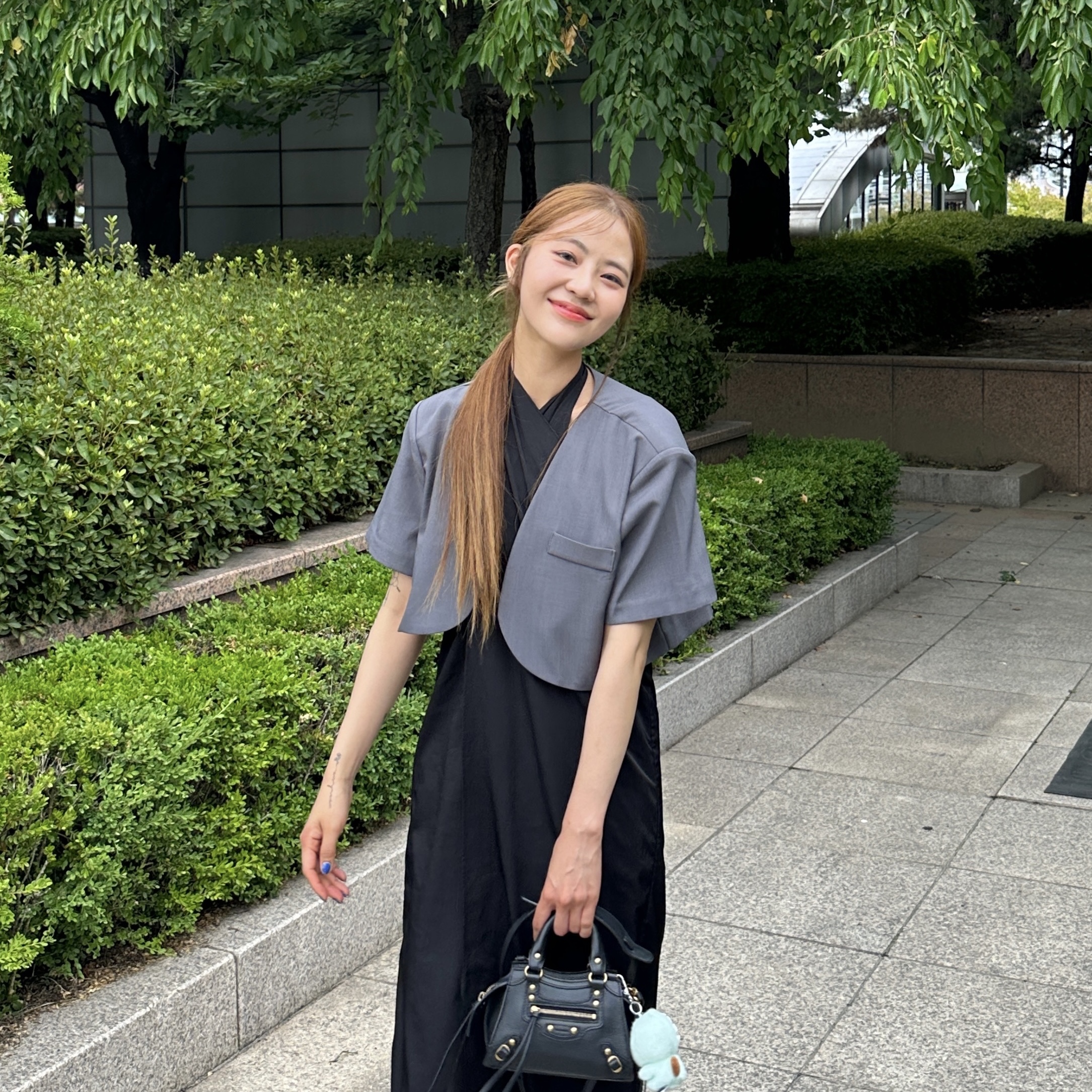 Balenciaga Neo Classic Mini Handbag Black 착용 스타일 - 1