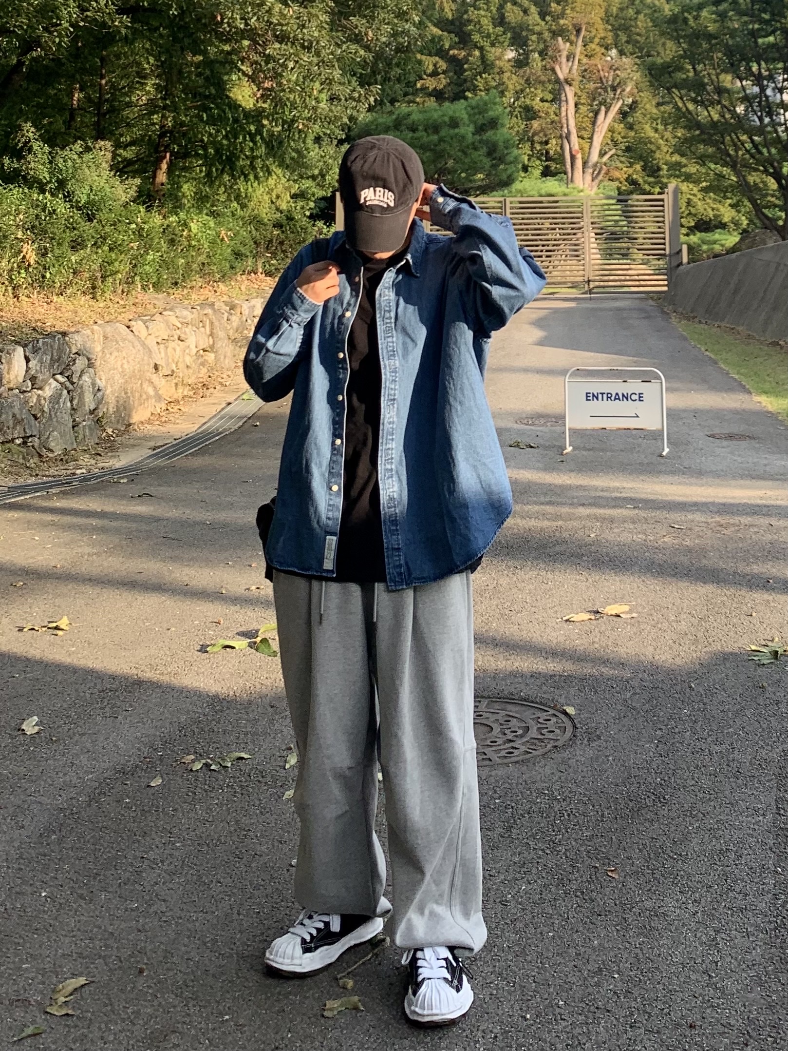 Maison Mihara Yasuhiro Peterson OG Sole Canvas Low Sneakers Black, Balenciaga Cities Seoul Cap Black 착용 스타일 - 1