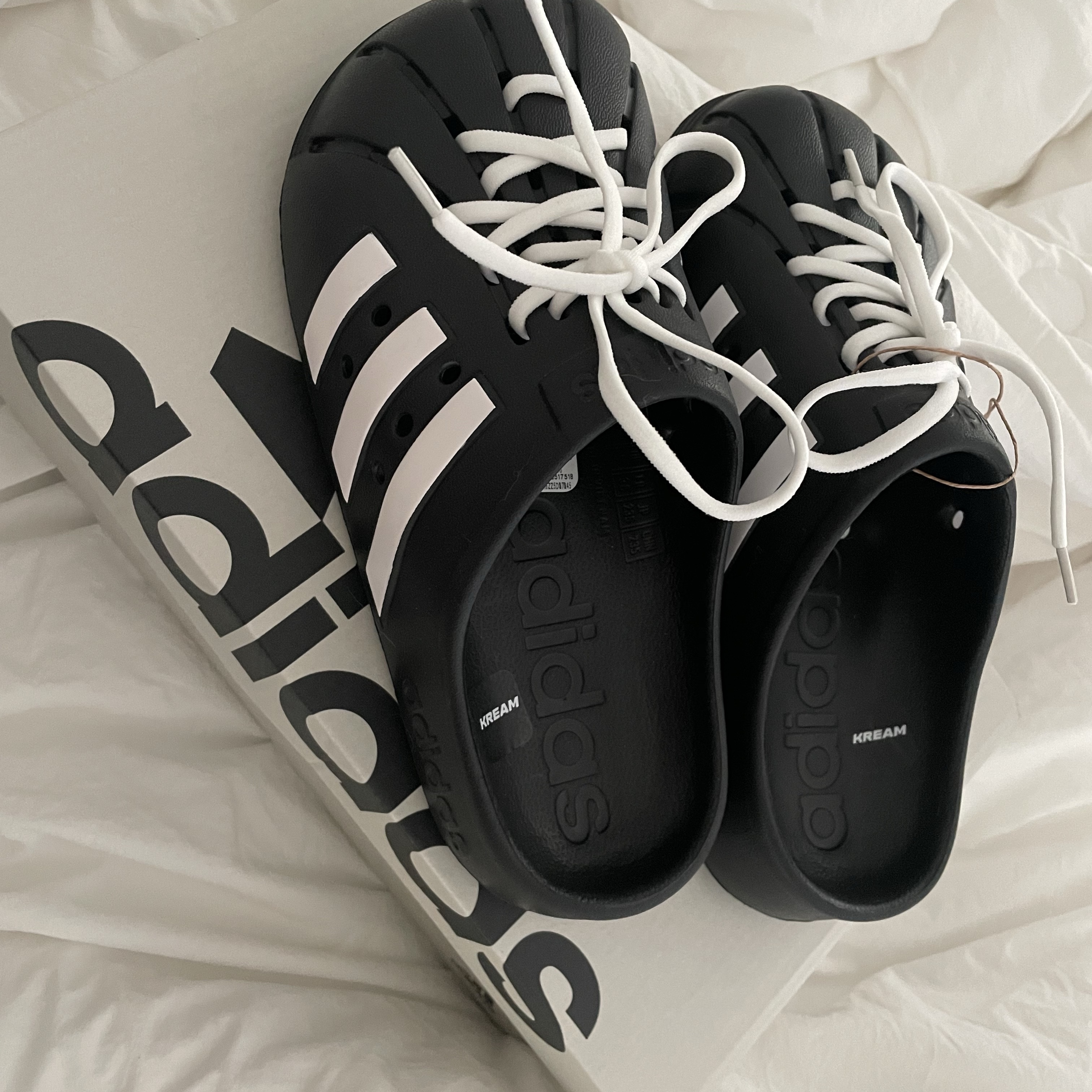 Adidas Adilette Clog Black White 착용 스타일 - 2