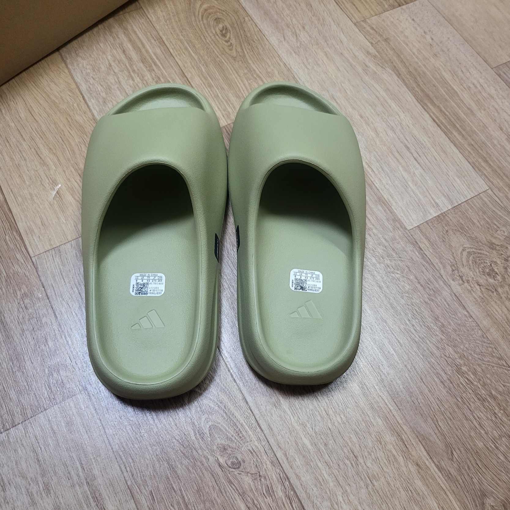 Adidas Yeezy Slide Resin 2022 착용 스타일