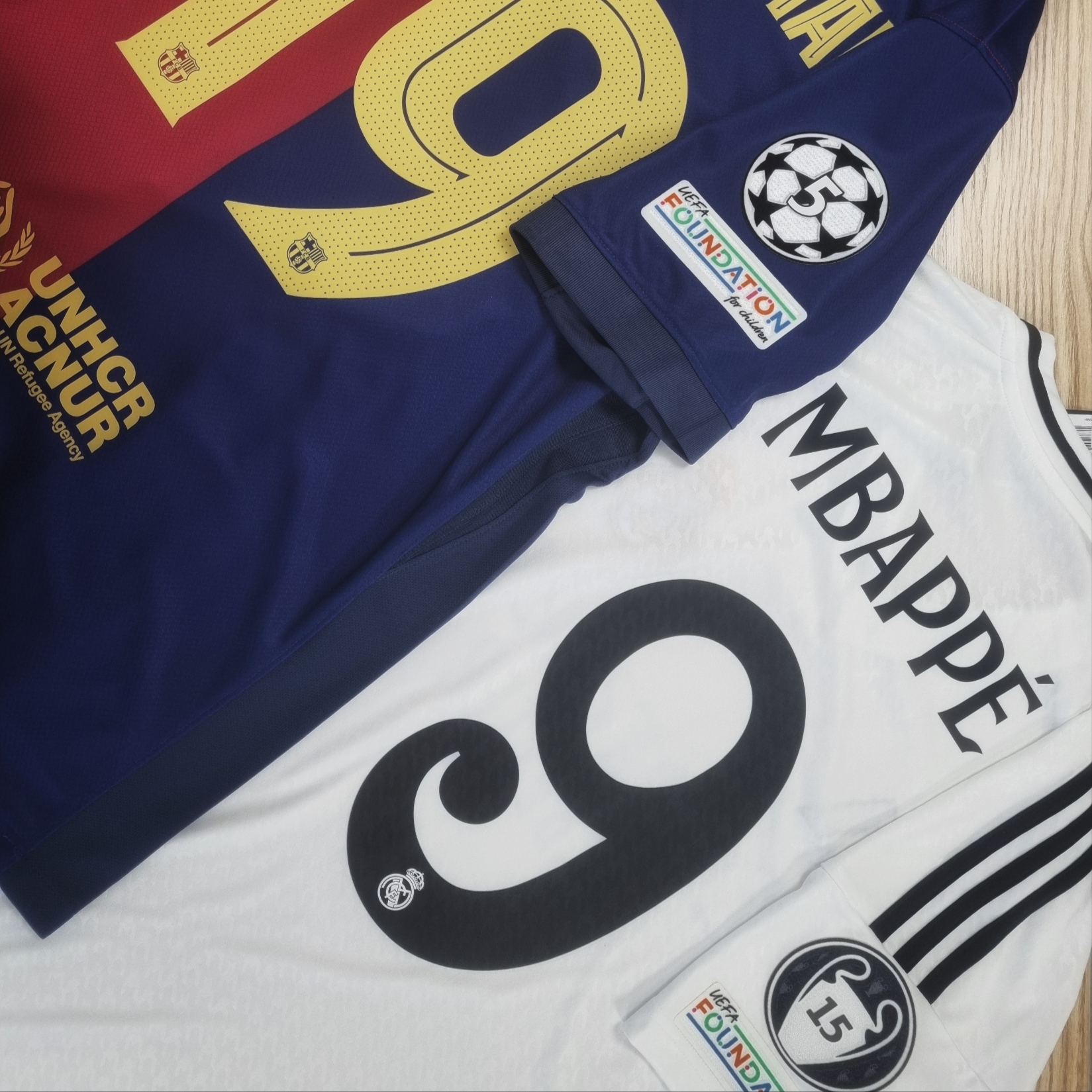 Adidas Real Madrid 2024/25 Home Jersey White - KR Sizing (Non Marking Ver.), Nike FC Barcelona 2024/25 Dri-Fit Stadium Home Jersey Deep Royal Blue Noble Red (Non Marking Ver.) 착용 스타일