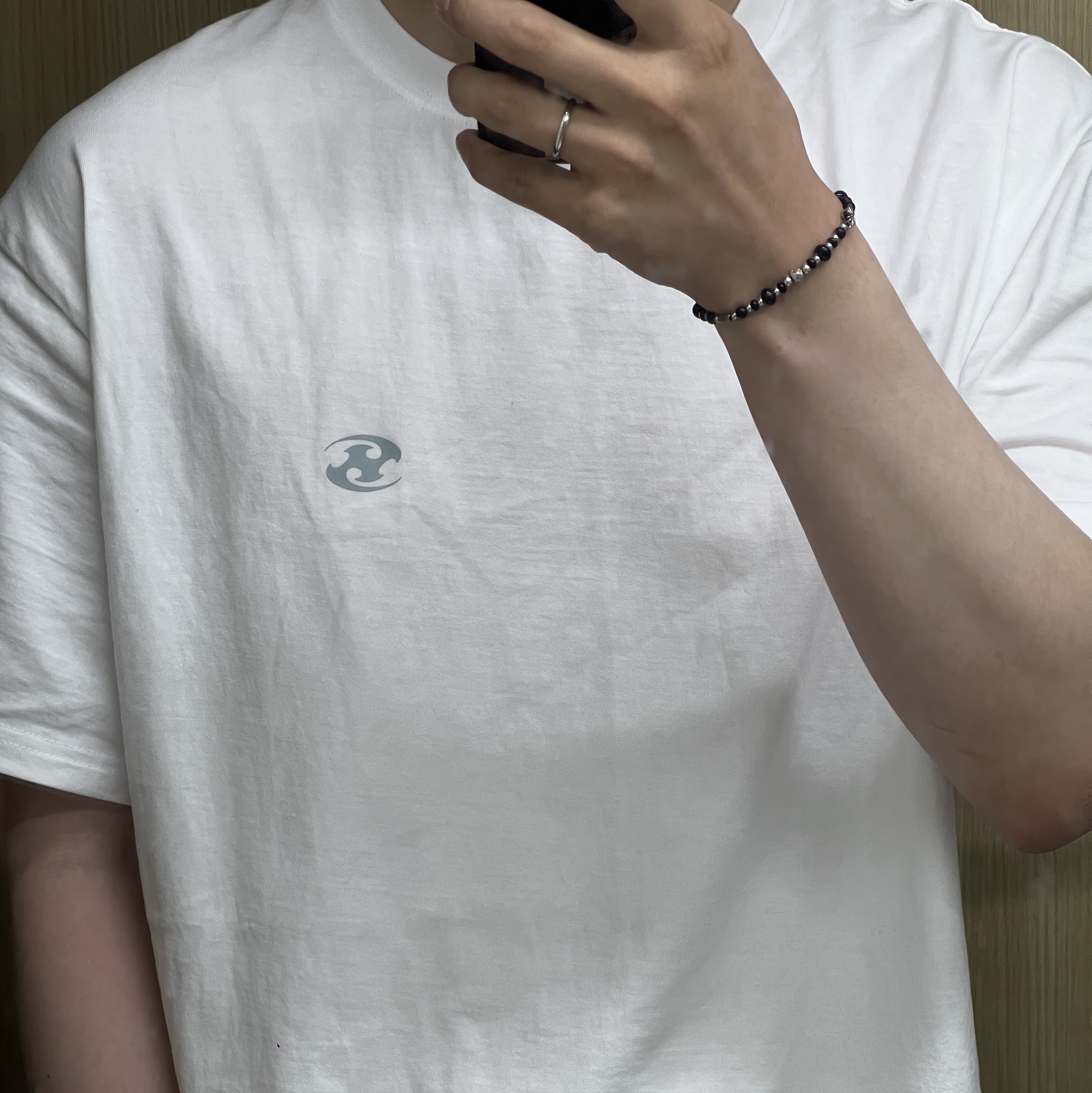 Sansan Gear Mercurial T-Shirt Off White - 23SS, Scudo Garden Karen Beads Bracelet Black 착용 스타일 - 1
