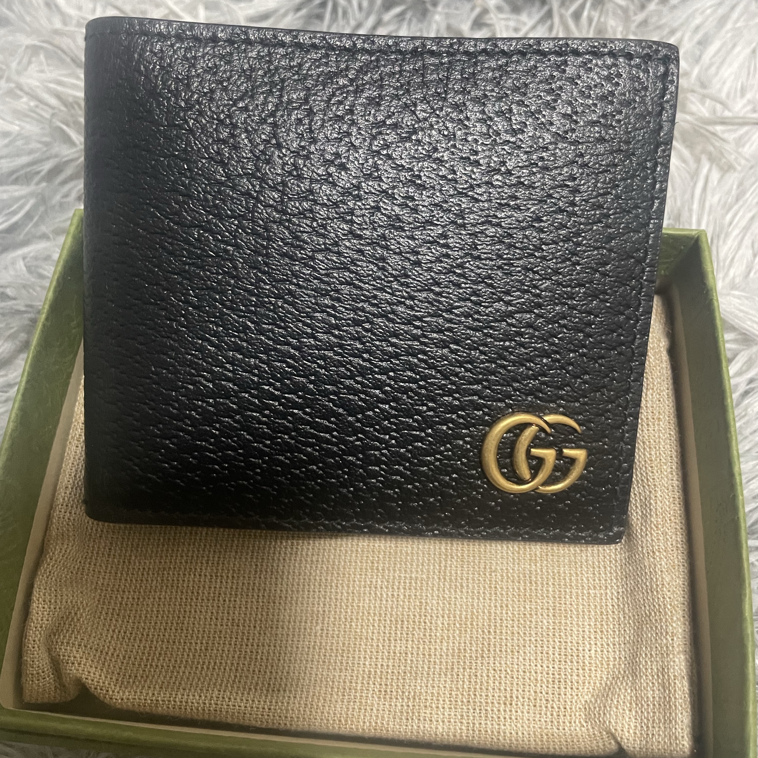 Gucci GG Marmont Leather Bi-Fold Wallet Black 착용 스타일