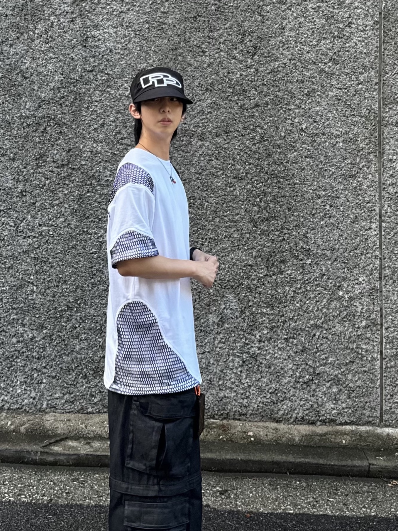 Project G/R Oversized Convertible Cargo Pants Coated Black, Balenciaga 10XL Sneakers White Grey Silver Black 착용 스타일 - 5