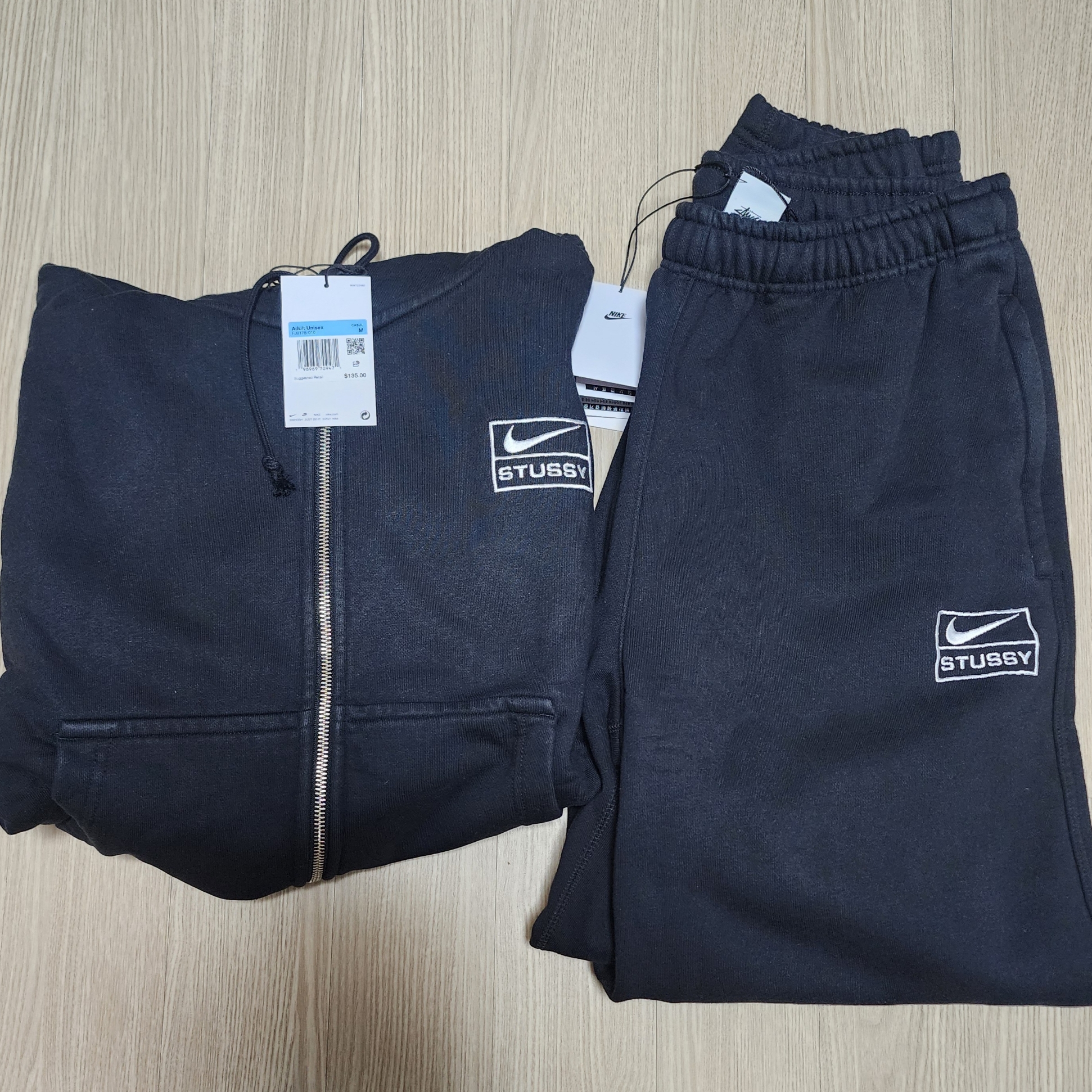 Nike x Stussy Washed Fleece Pants Black (FN5235-010), Nike x Stussy Full Zip Washed Fleece Hoodie Black (FJ9175-010) 착용 스타일