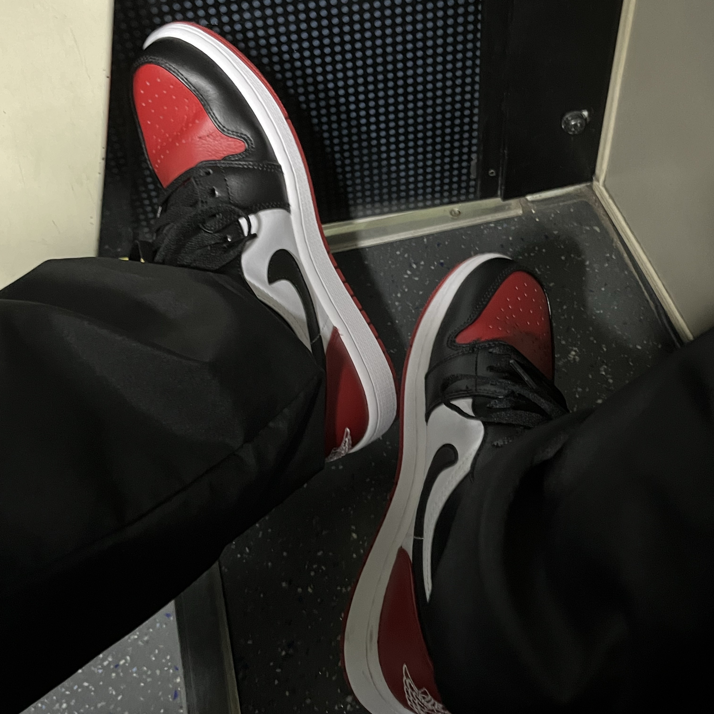 Jordan 1 Low White Varsity Red 착용 스타일