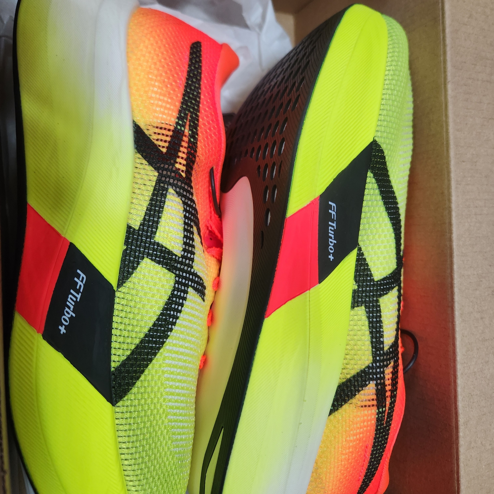Asics Metaspeed Edge Paris Safety Yellow Black 착용 스타일