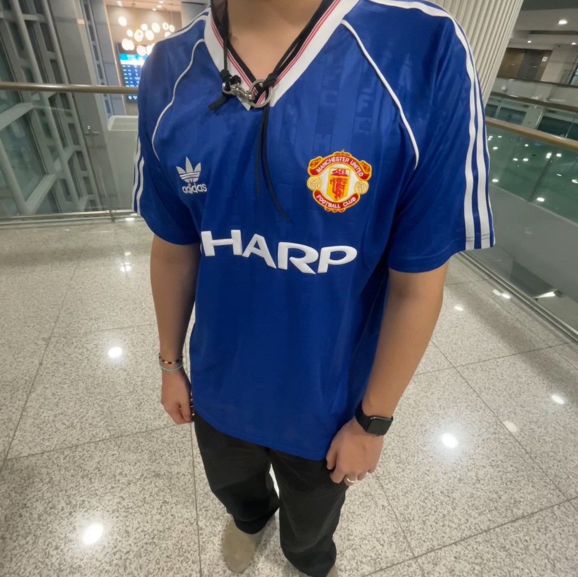 Our Legacy Ladon Leather Keychain Black, Adidas Manchester United 1988/90 Jersey Collegiate Royal - US Sizing 착용 스타일