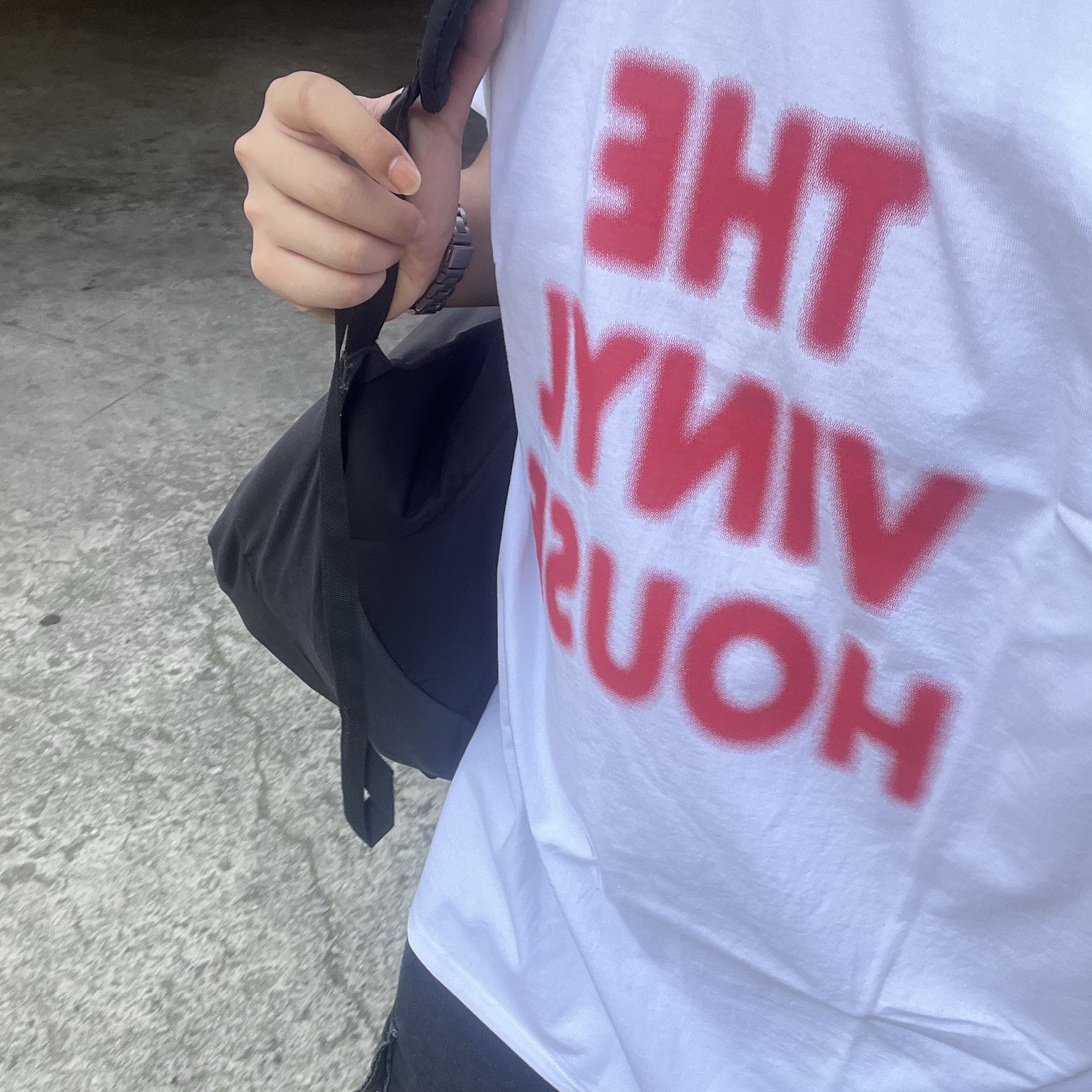 Thevinylhouse Spray Logo T-Shirt White 착용 스타일