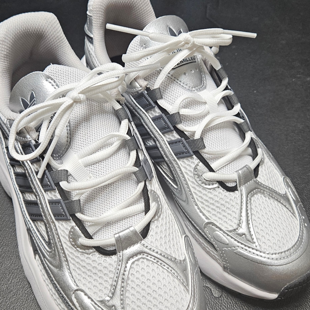 Adidas Ozmillen Core Black Cloud White 착용 스타일 - 2