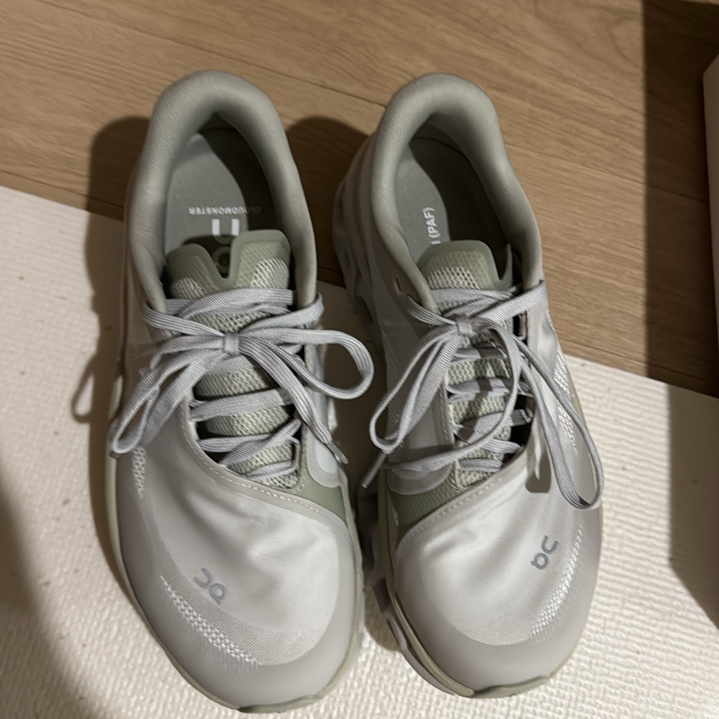 (W) On Running x Post Archive Faction (Paf) Cloudmonster 2 Moondust Chalk 착용 스타일