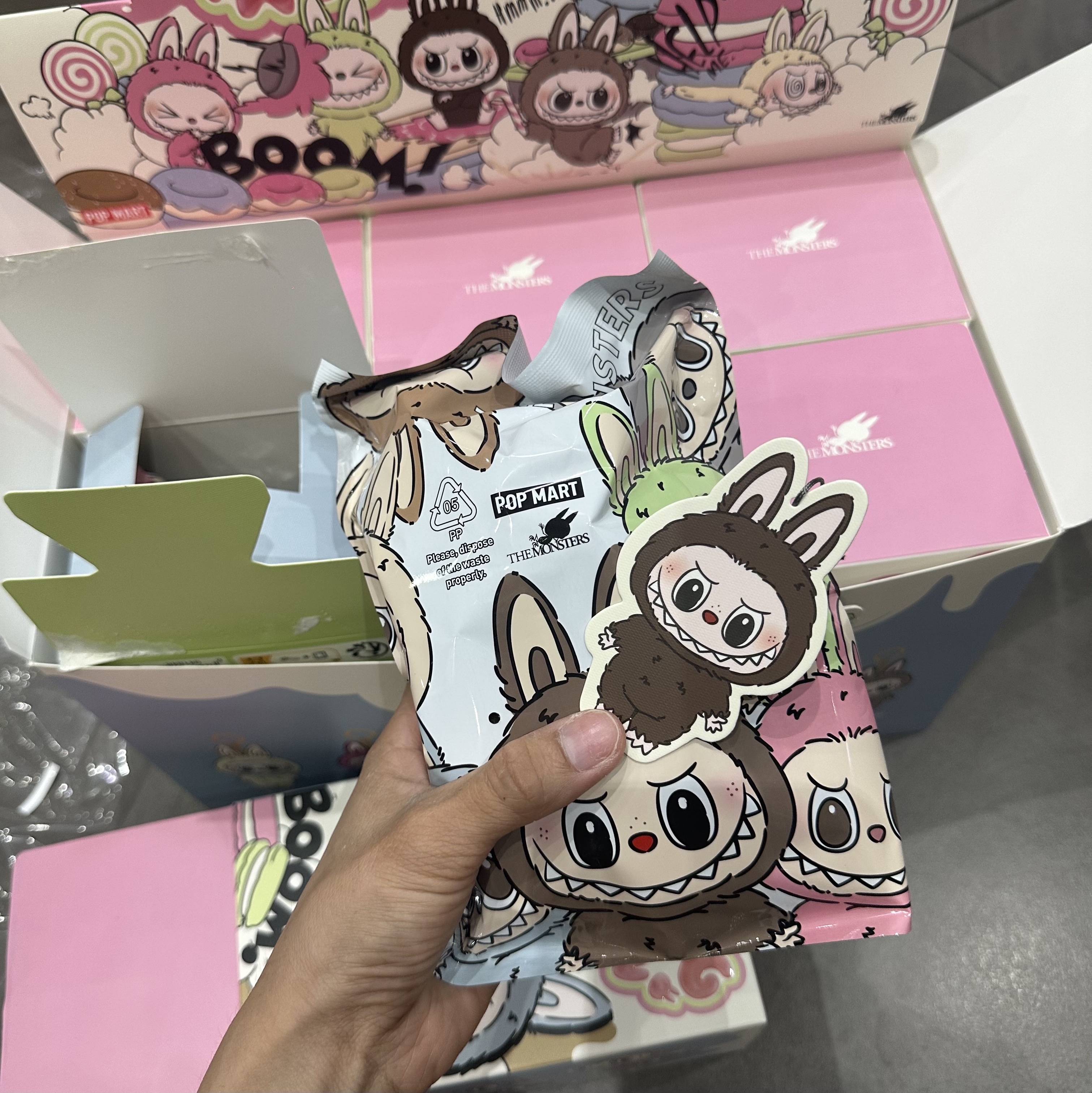 Pop Mart The Monsters Labubu Tasty Macarons Series Sealed Case (6 Blind Boxes) 착용 스타일 - 3