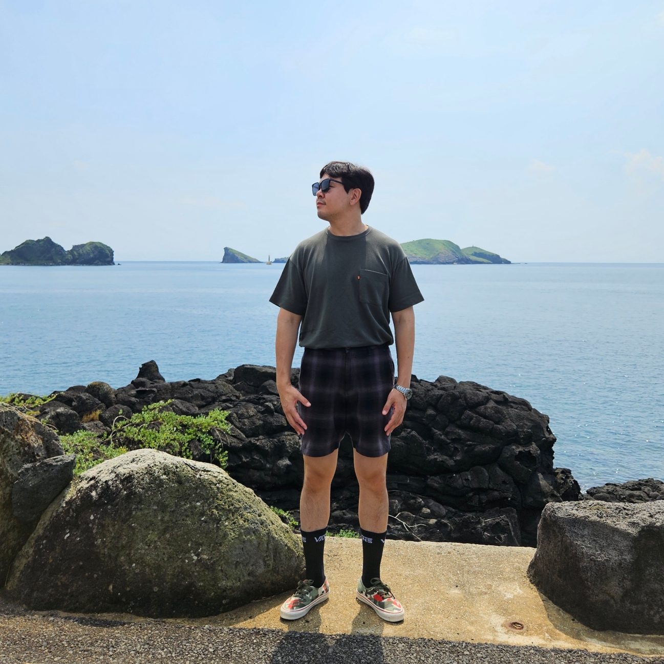 Omega Seamaster Planet Ocean 600M Co Axial Master Chronometer Steel Black, Vans Vault x Nigel Cabourn OG Authentic LX Army Green Camo 착용 스타일 - 4