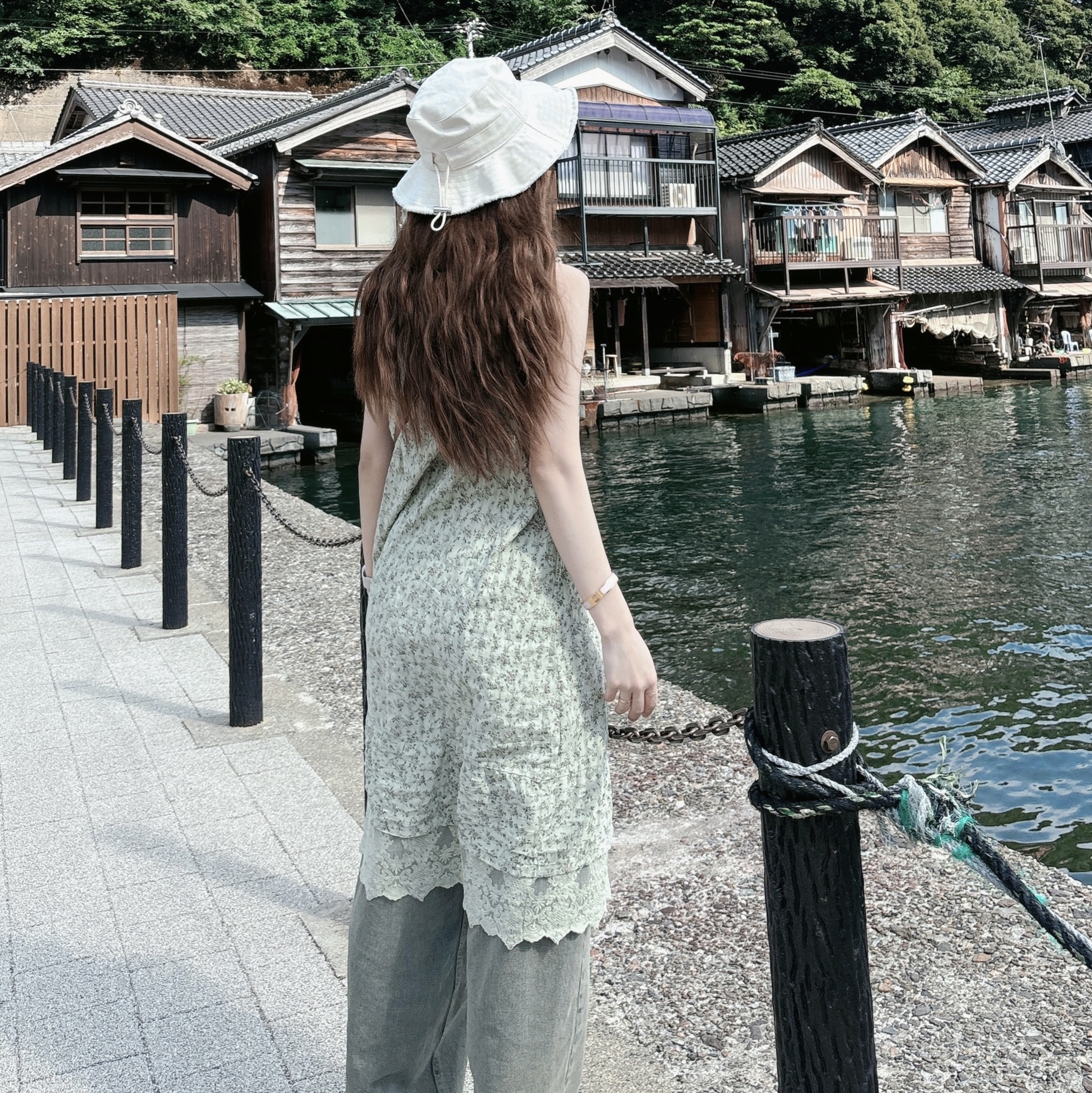 Miu Miu Arcadie Leather Bag Cognac, Jacquemus Le Bob Artichaut Bucket Hat Off White 착용 스타일 - 3