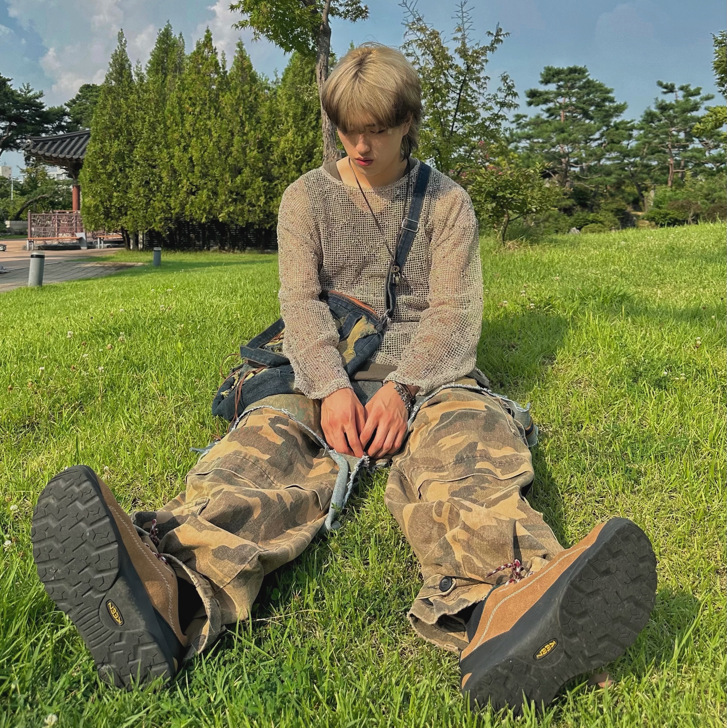 Keen Jasper Sneakers Toasted Coconut, Project G/R Layered Cargo Denim Pants Blue Camo 착용 스타일 - 1