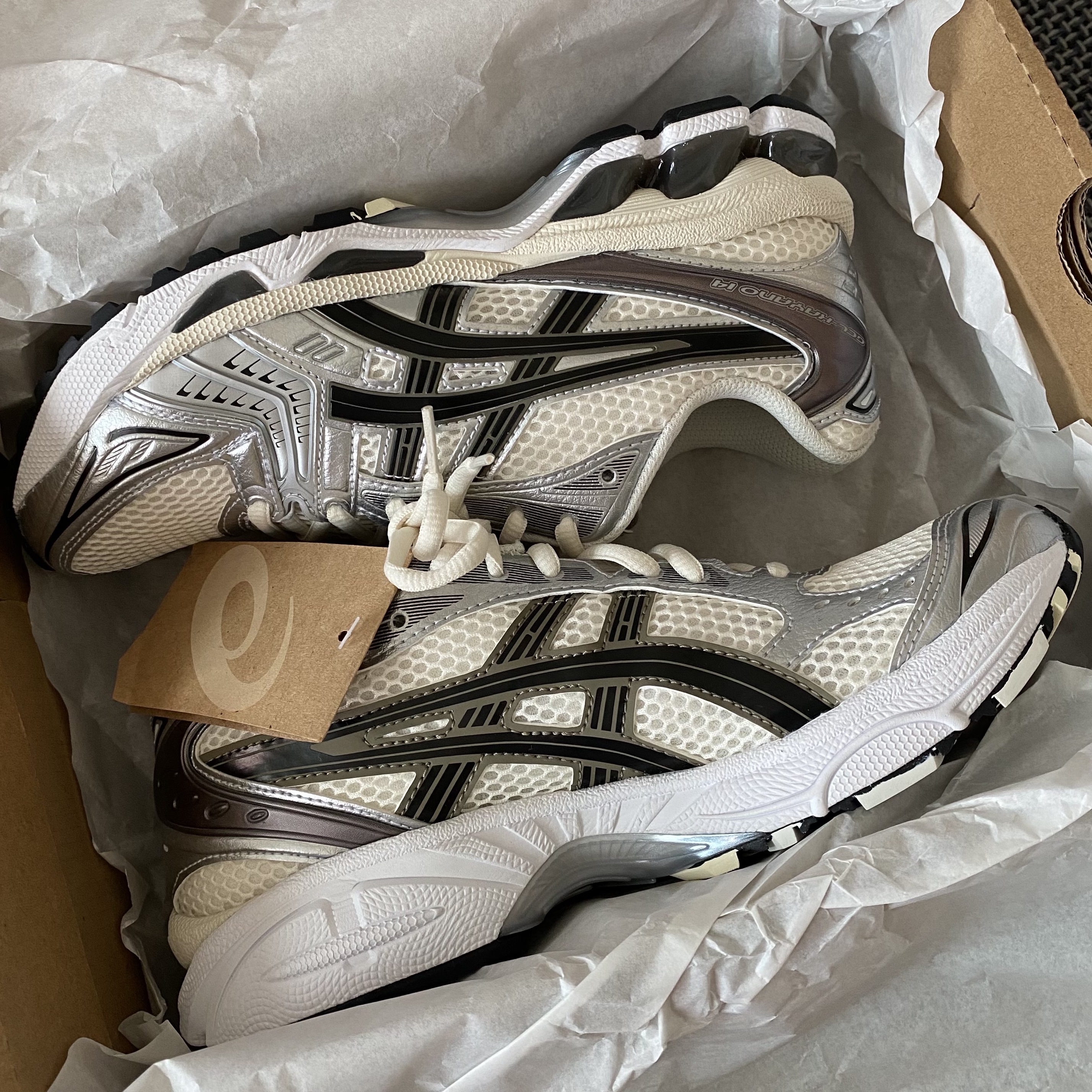 Asics Gel-Kayano 14 Cream Black 착용 스타일