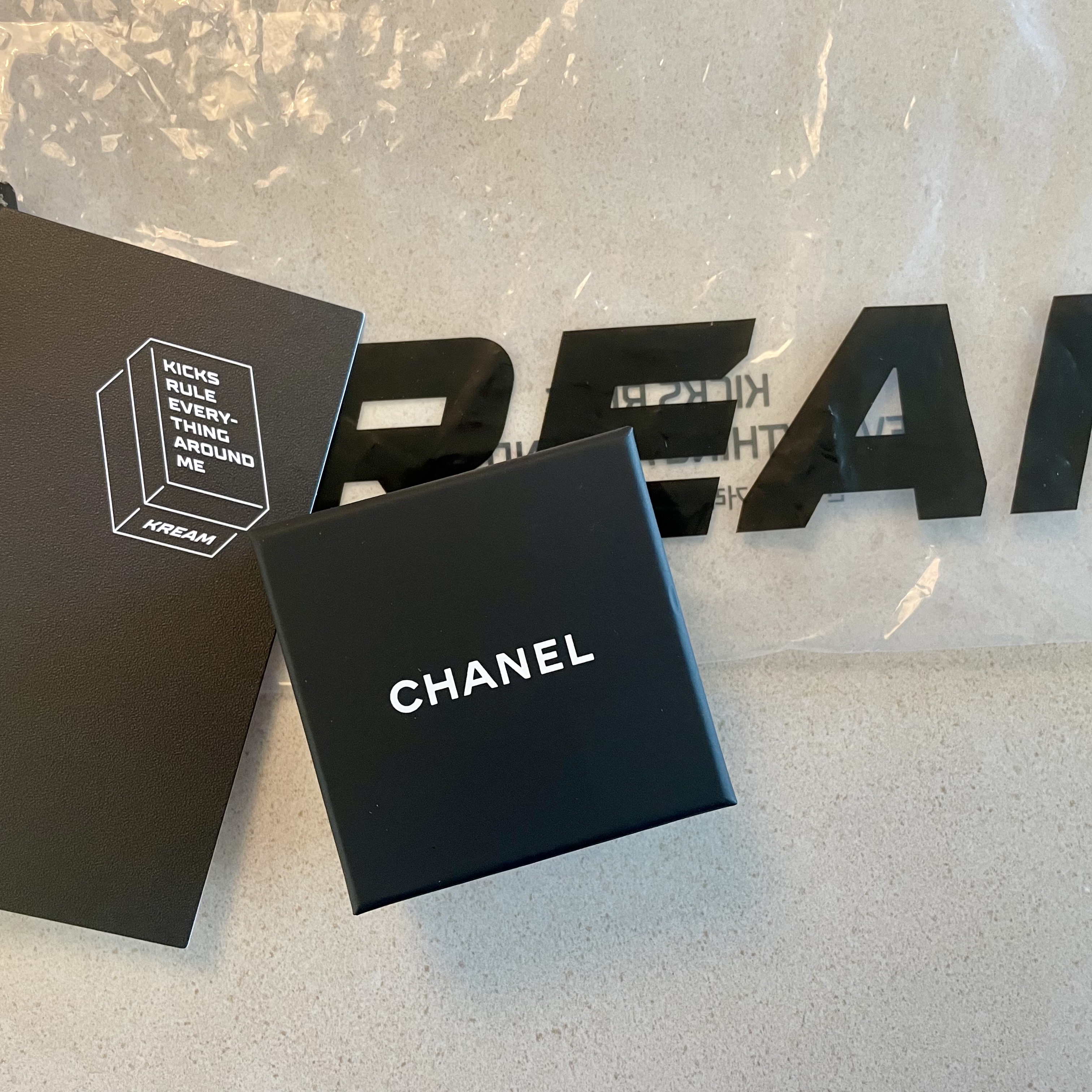 (W) Chanel Earrings Metal Strass & Silver Crystal 착용 스타일 - 2