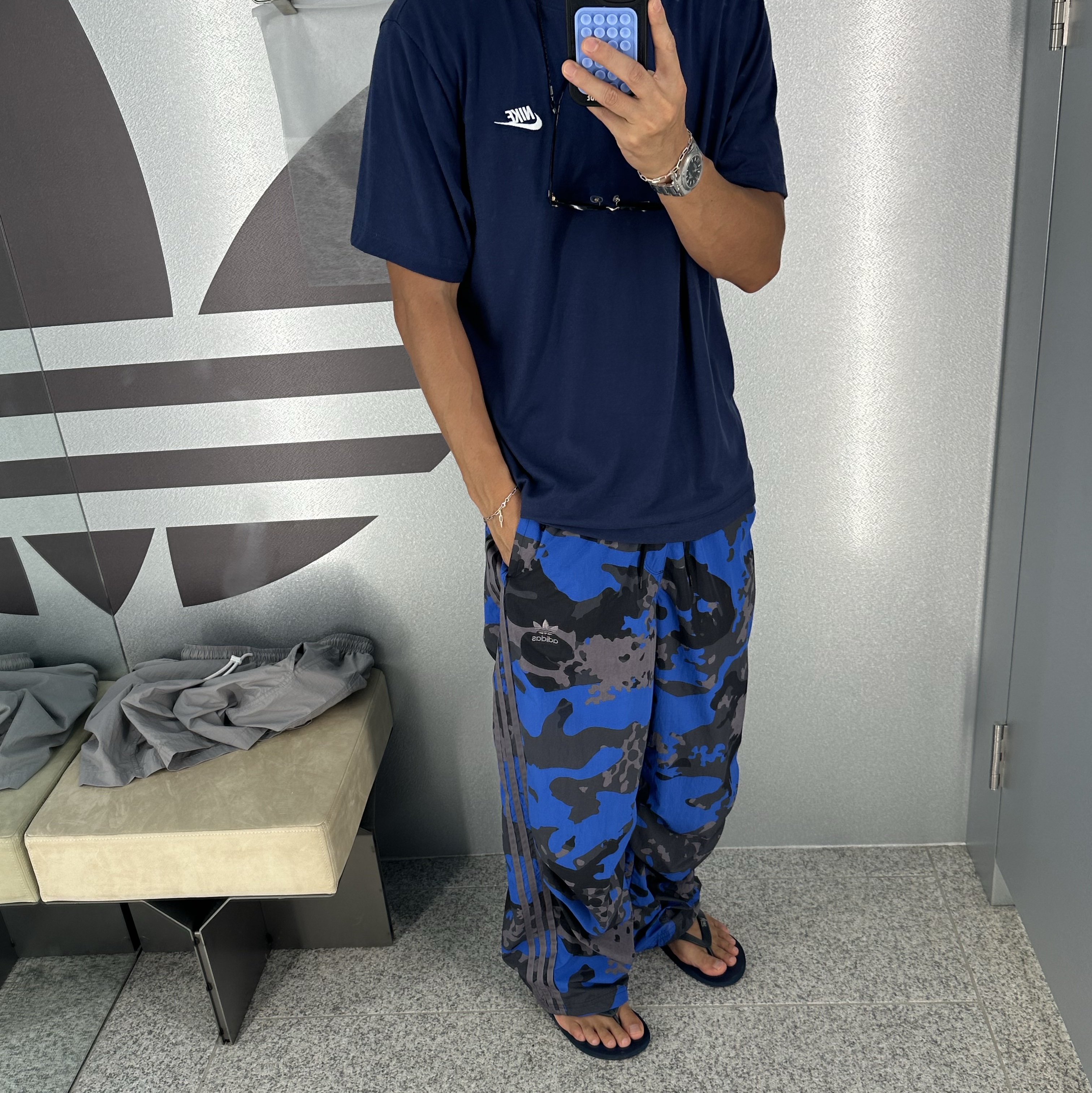 Adidas Camo Parachute Pants Black Trace Grey - KR Sizing 착용 스타일 - 2