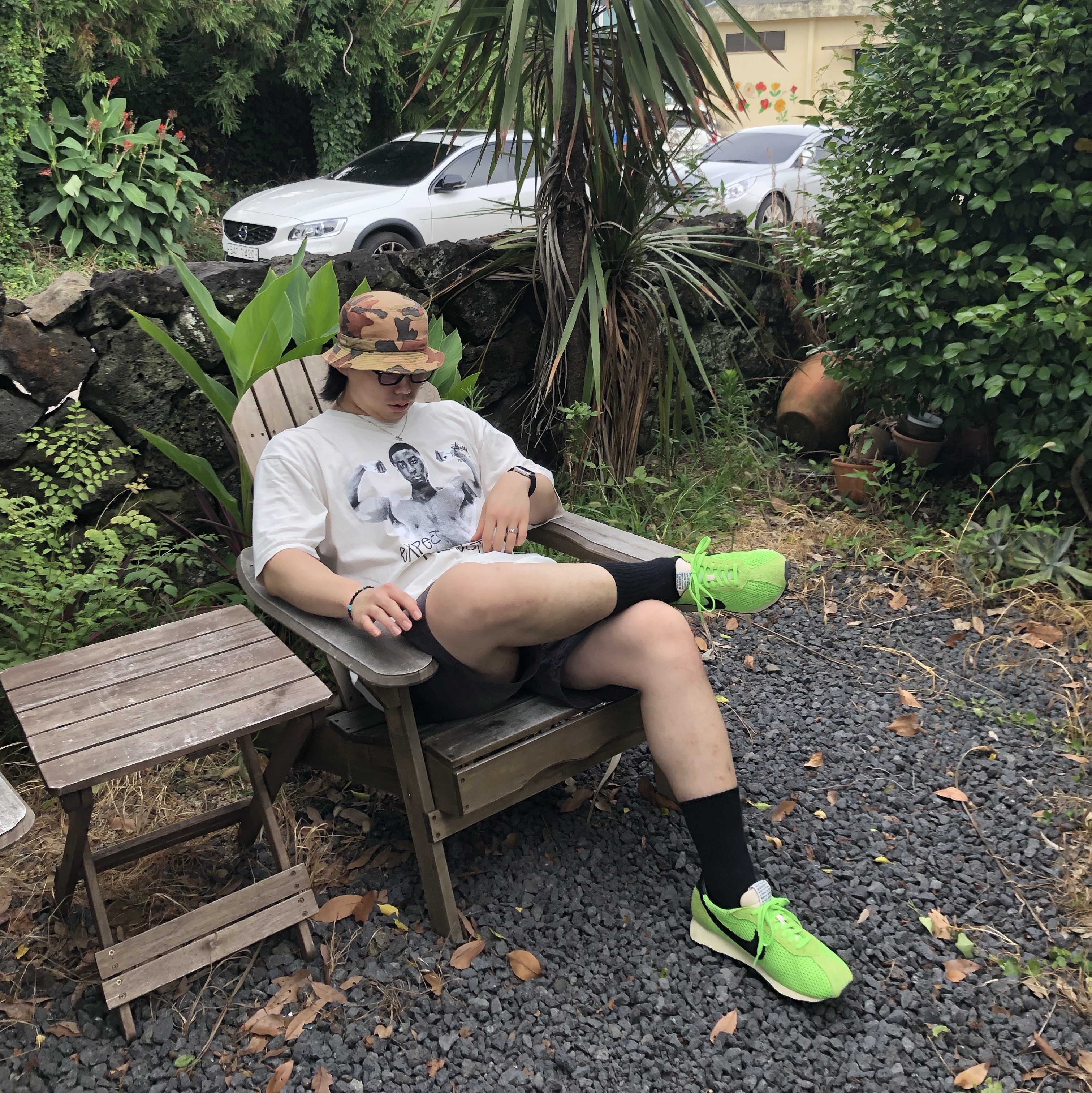 Stussy x Martine Rose Stand Firm Pigment Dyed T-Shirt Natural, Nike x Stussy LD-1000 SP Action Green and Black 착용 스타일 - 1
