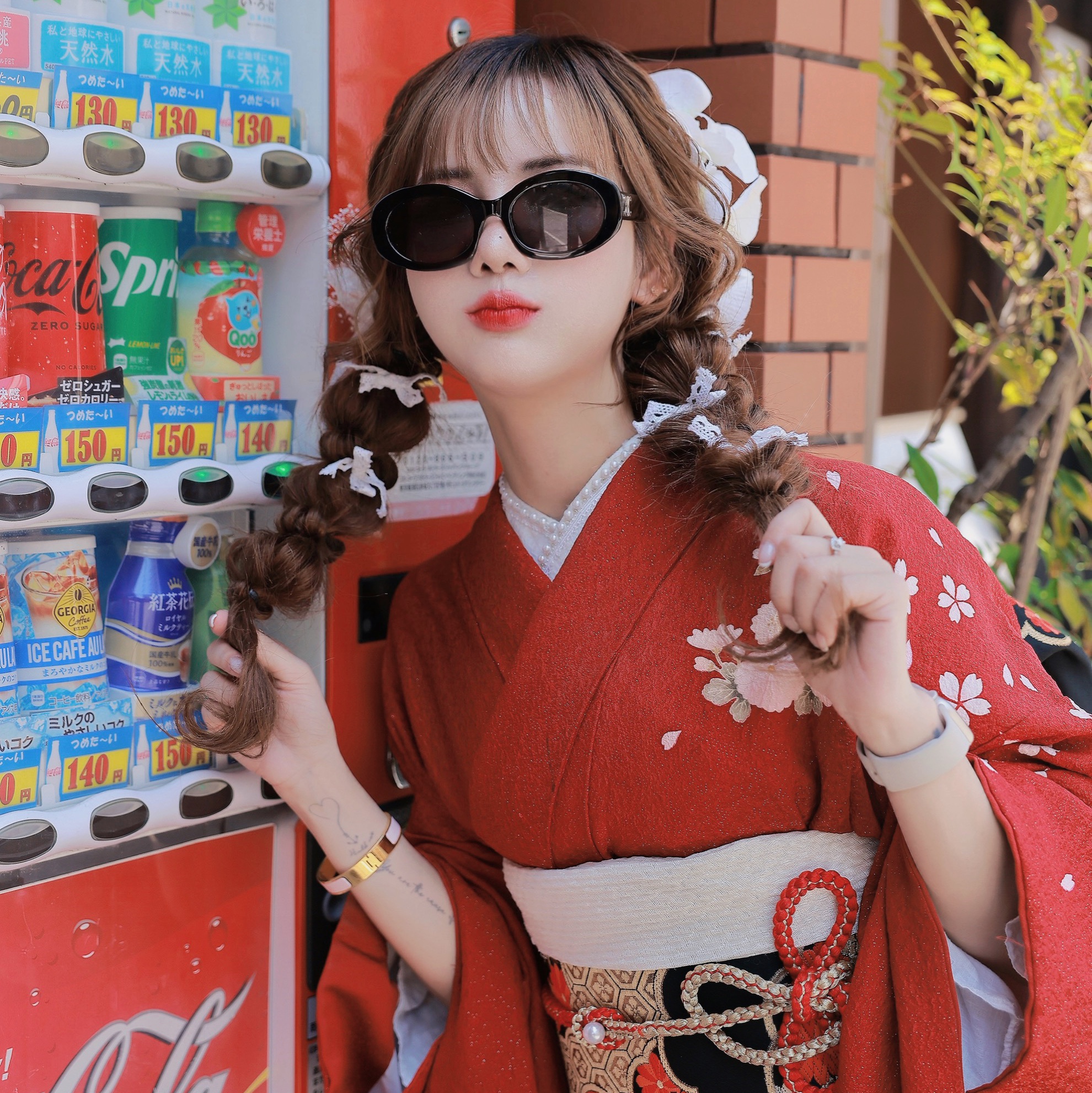 (W) Celine Triomphe 01 Sunglasses in Acetate Black, (W) Hermes Clic H Bracelet Gold & Rose Candeur 착용 스타일