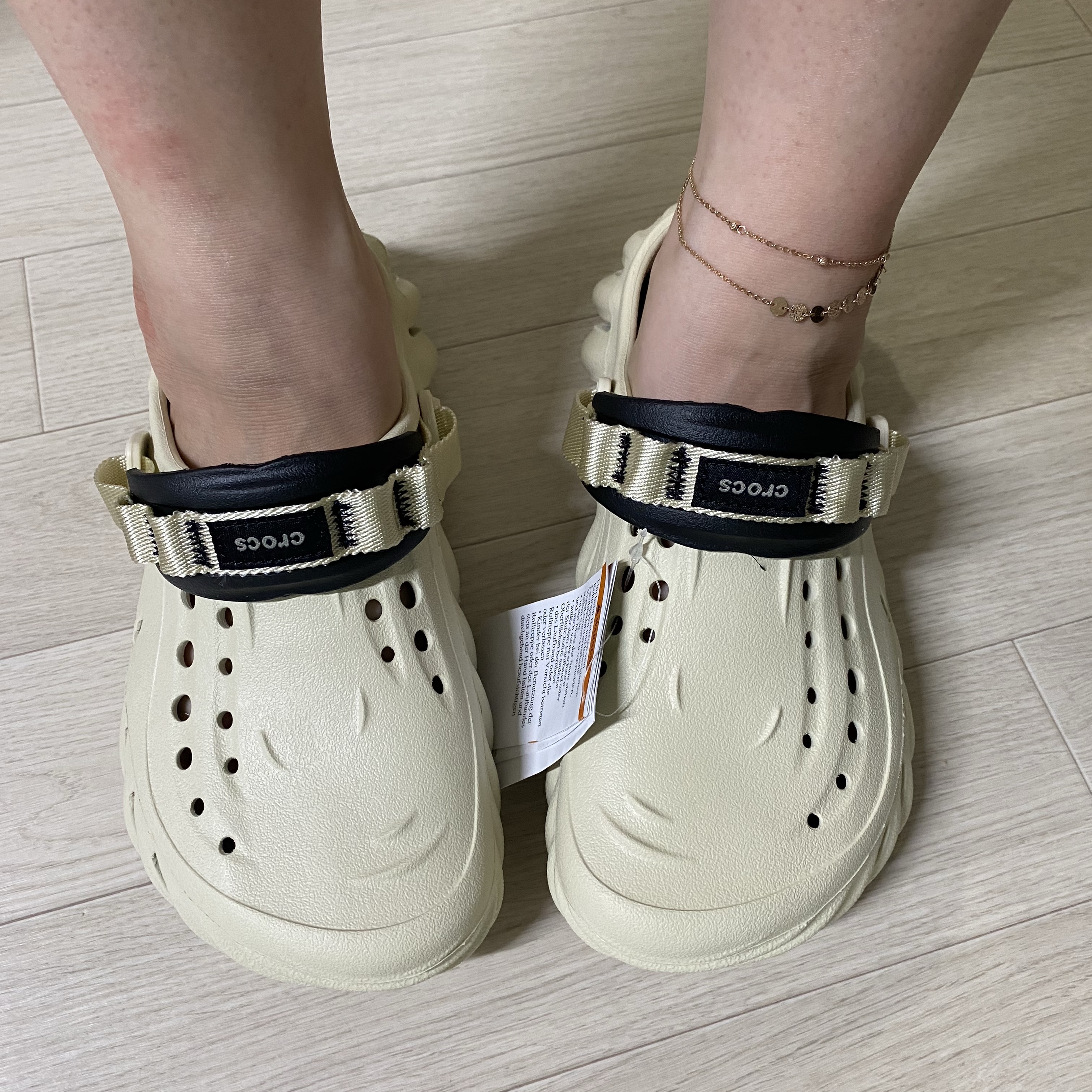Crocs Echo Clog Bone Black 착용 스타일